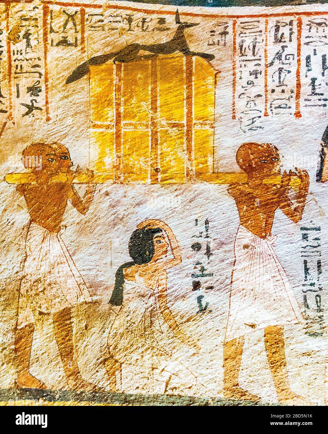 Patrimonio de la Humanidad de la UNESCO, Tebas en Egipto, Valle de los nobles (Dra Abu el Naga), tumba de Roy. Hombres portando un pecho que contiene los jarrones canópicos. Foto de stock