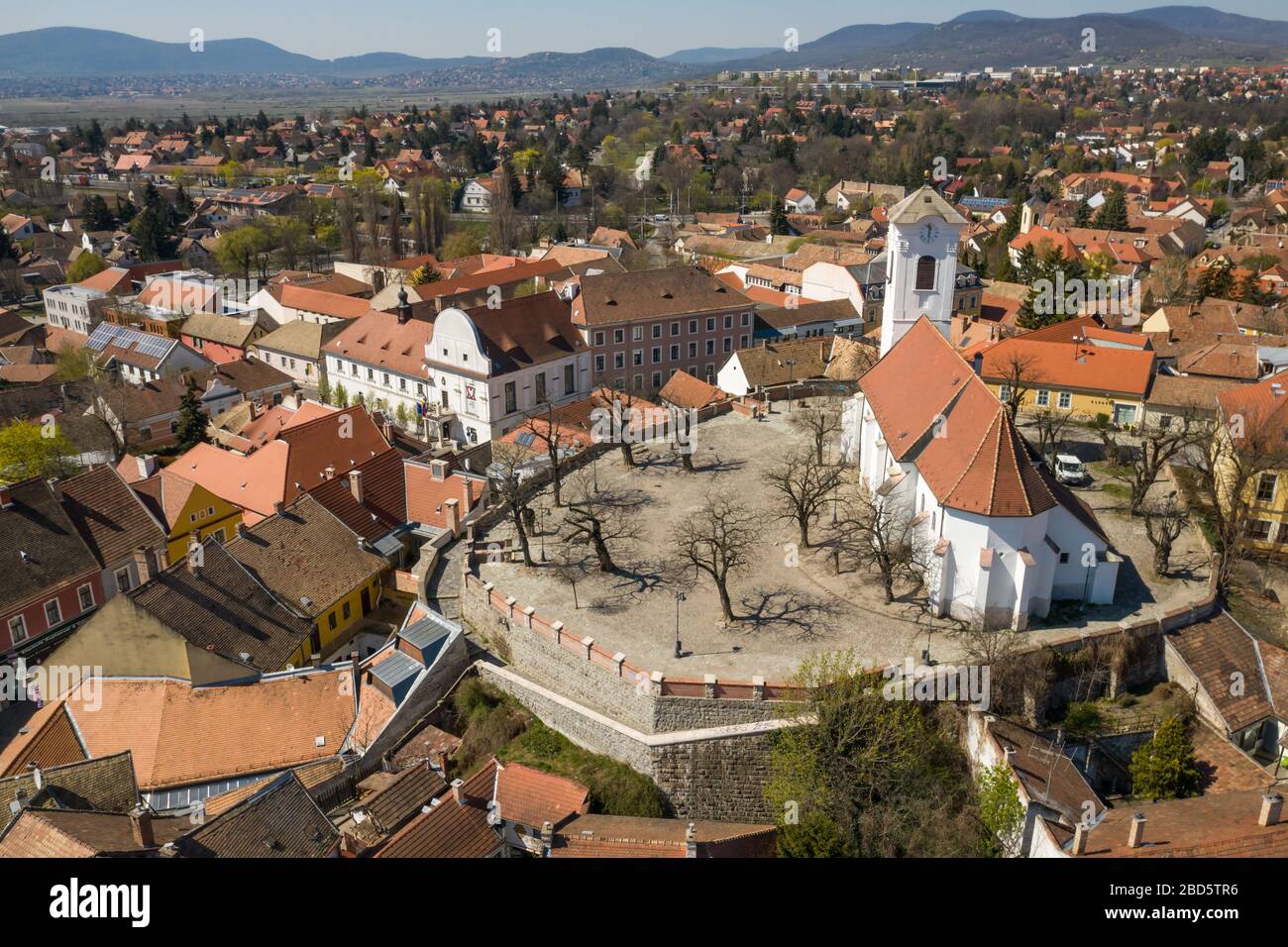 Destino turístico vacío en Szentendre, Hungría. Normalmente lleno de turistas y bazares. Industria de viajes, el turismo se detuvo en Europa (coronavirus) Foto de stock