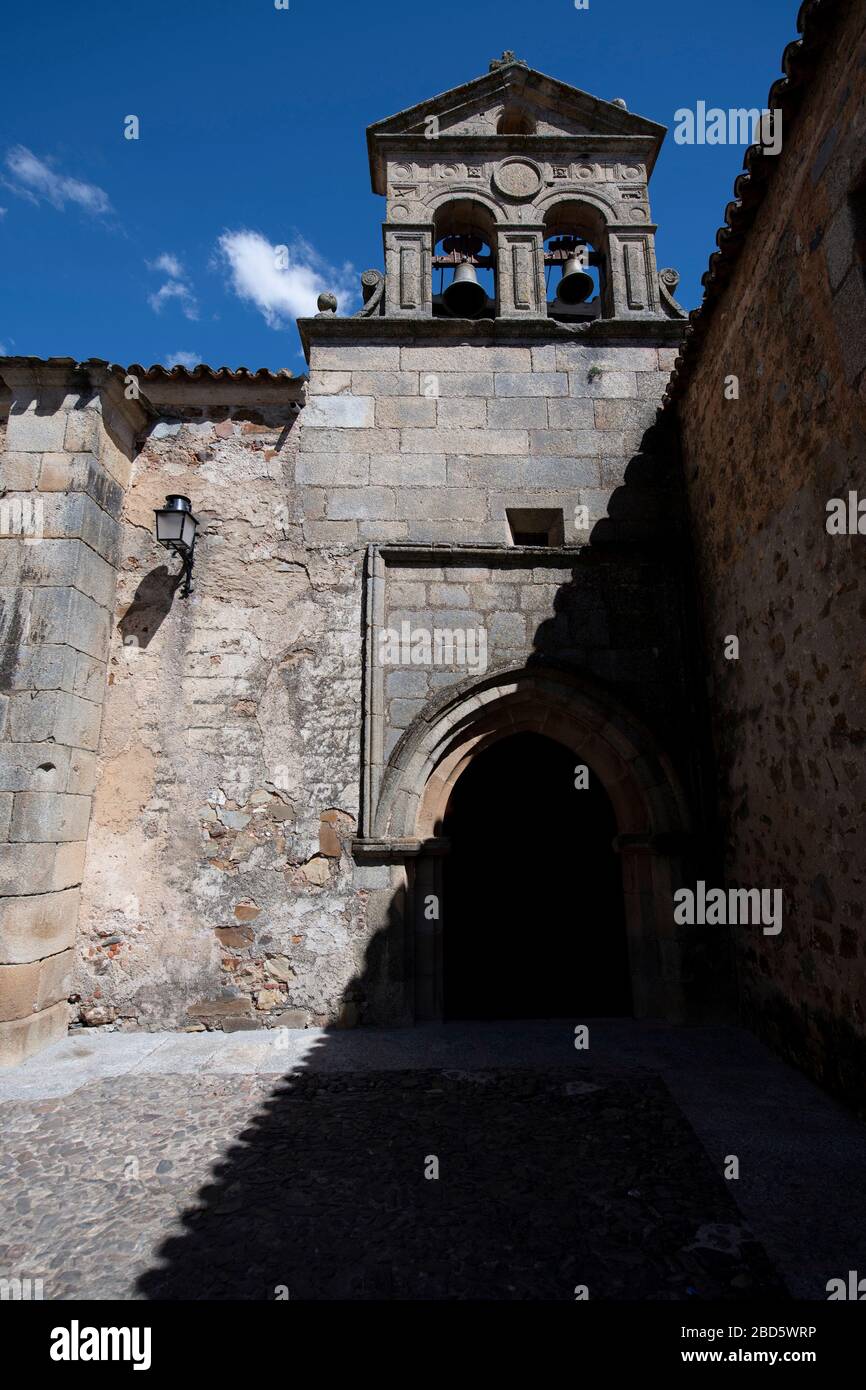 Campanario y puerta de la iglesia en la sombra, Cáceres, Extremadura, España, Europa Foto de stock