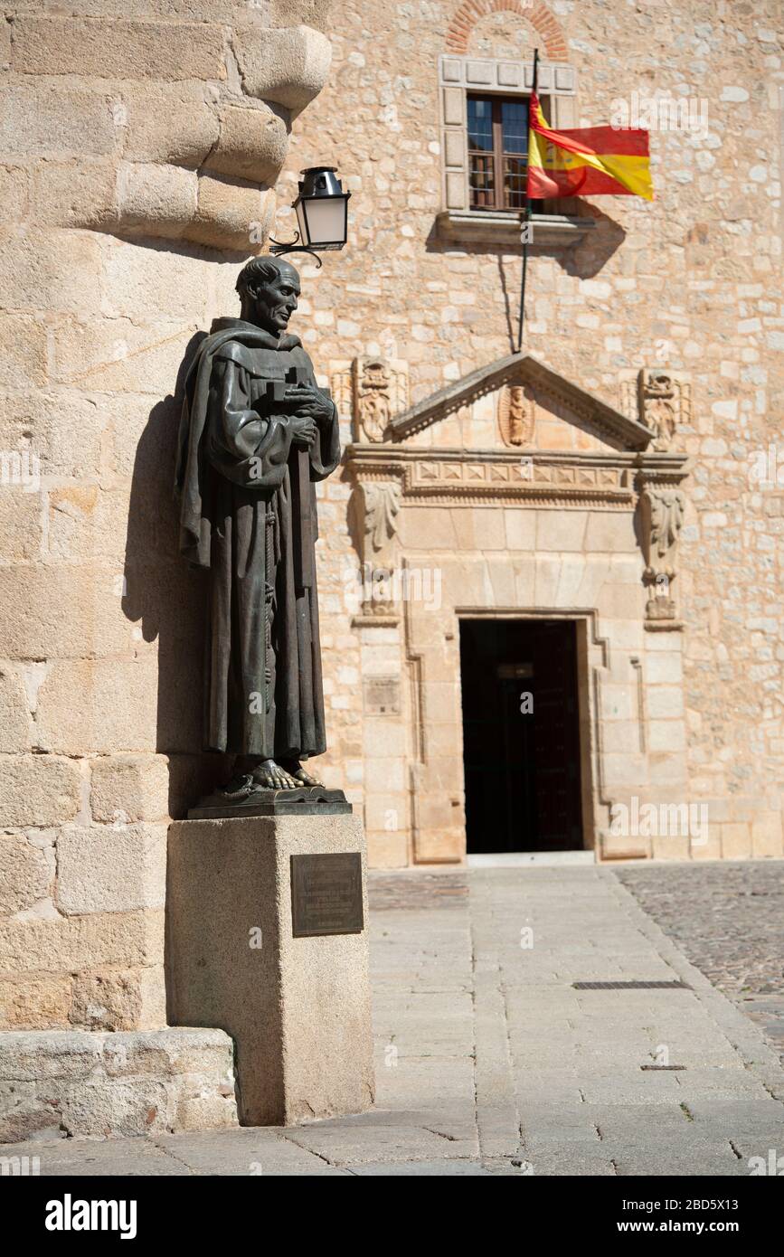 Estatua de San Pedro de Alcántara, Co-Catedral de Cáceres, Cáceres, Extremadura, España, Europa Foto de stock