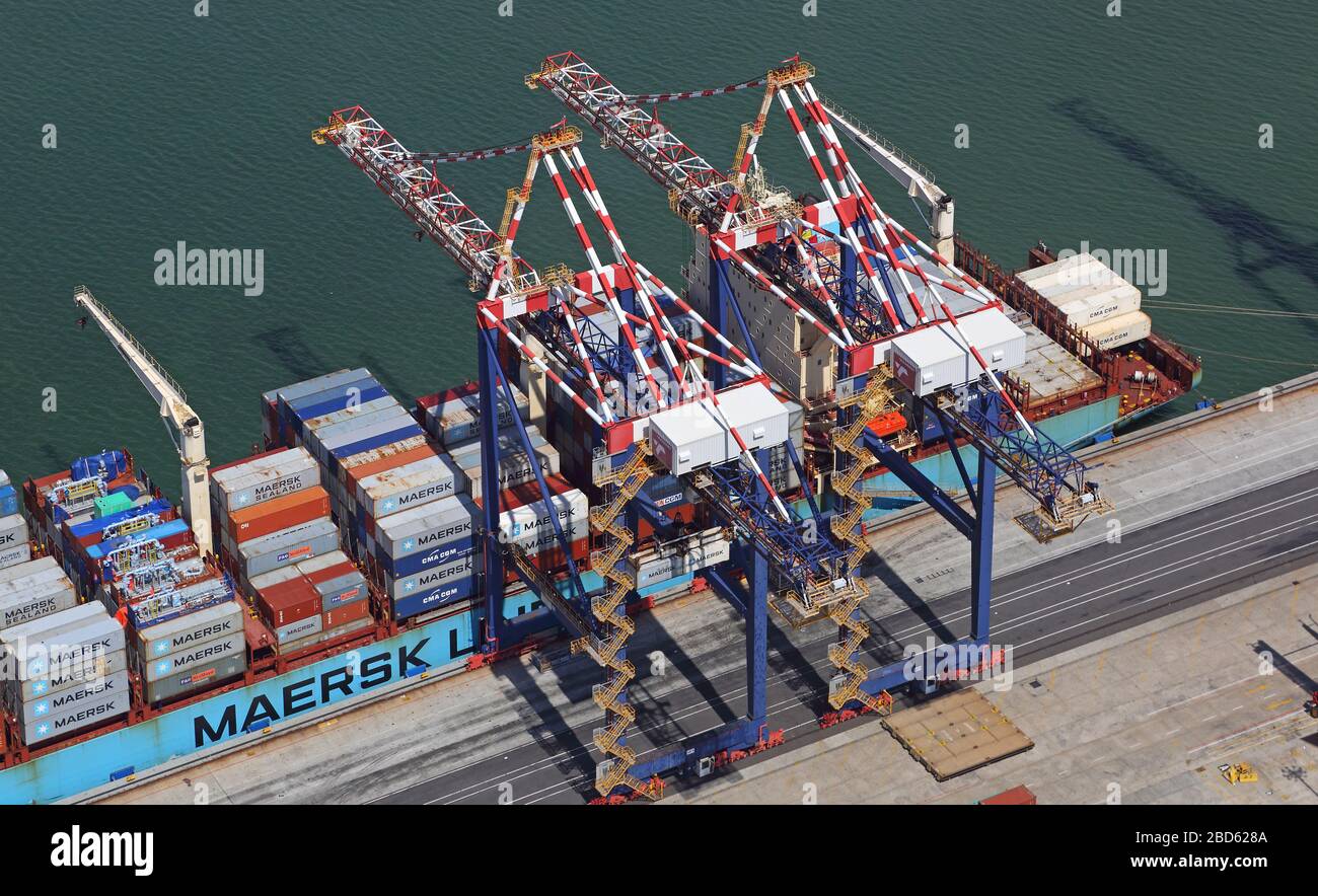 Vista aérea de grúas y buques portacontenedores en la Terminal de Contenedores del Puerto de Ciudad del Cabo Foto de stock