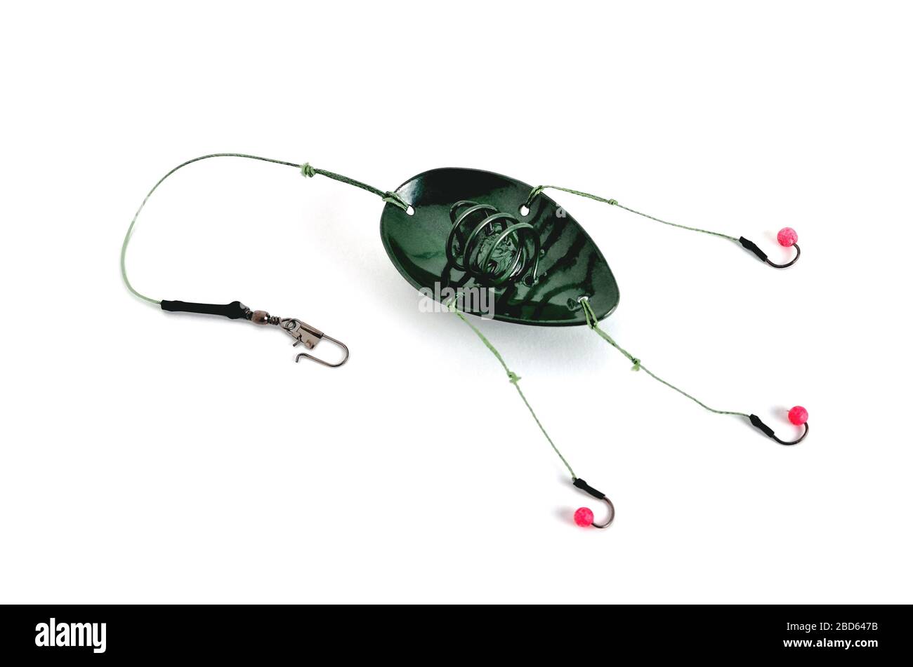 cuchara de pesca, ganchos de pesca y línea de pesca, accesorios para la  pesca de fondo en un primer plano de fondo blanco Fotografía de stock -  Alamy
