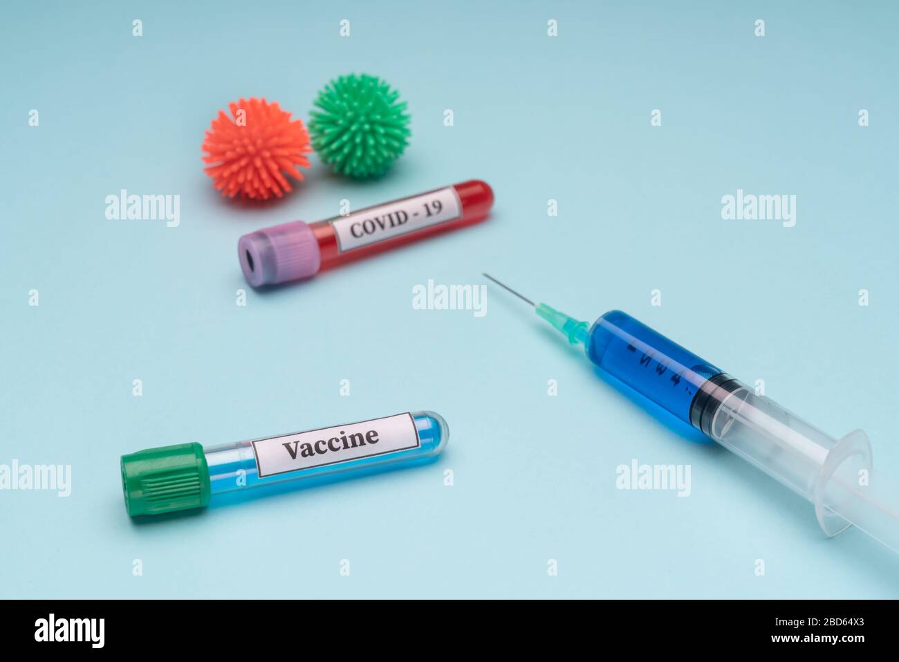 Tubos de laboratorio para pruebas de coronavirus y alergias. Busque una vacuna para el virus. Foto de stock