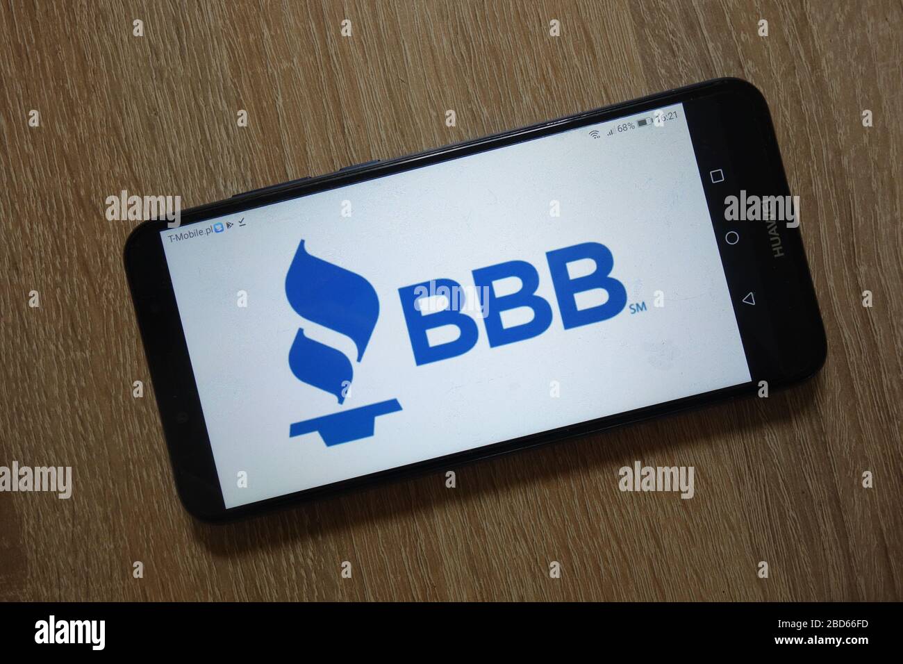 El logotipo de Better Business Bureau (BBB) aparece en el smartphone Foto de stock