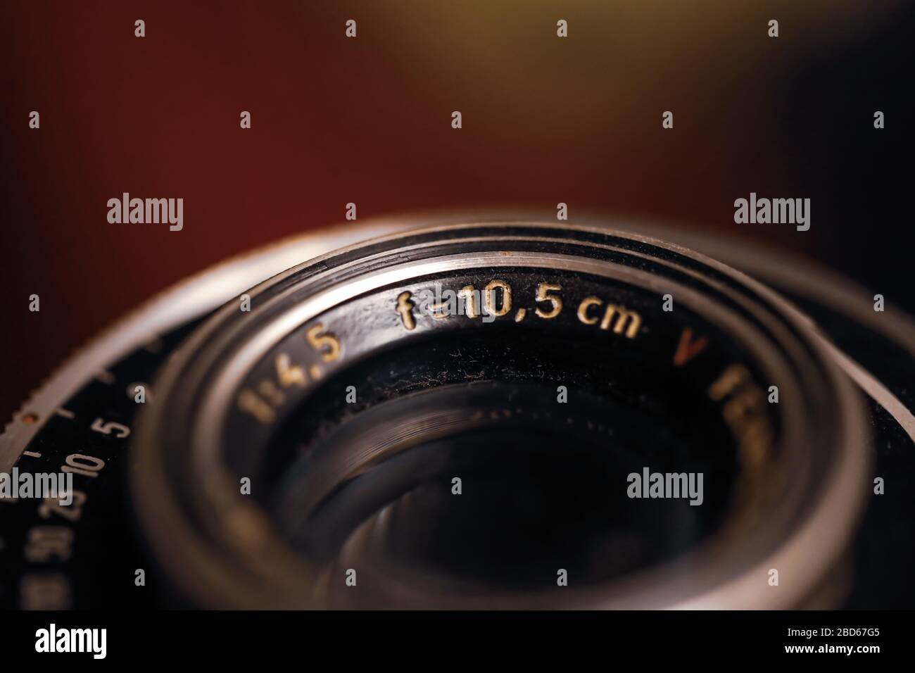 Imagen macro y de profundidad de campo reducida (enfoque selectivo) con las  marcas en la lente de una cámara fotográfica muy antigua (tiempo de  exposición y paradas f Fotografía de stock -