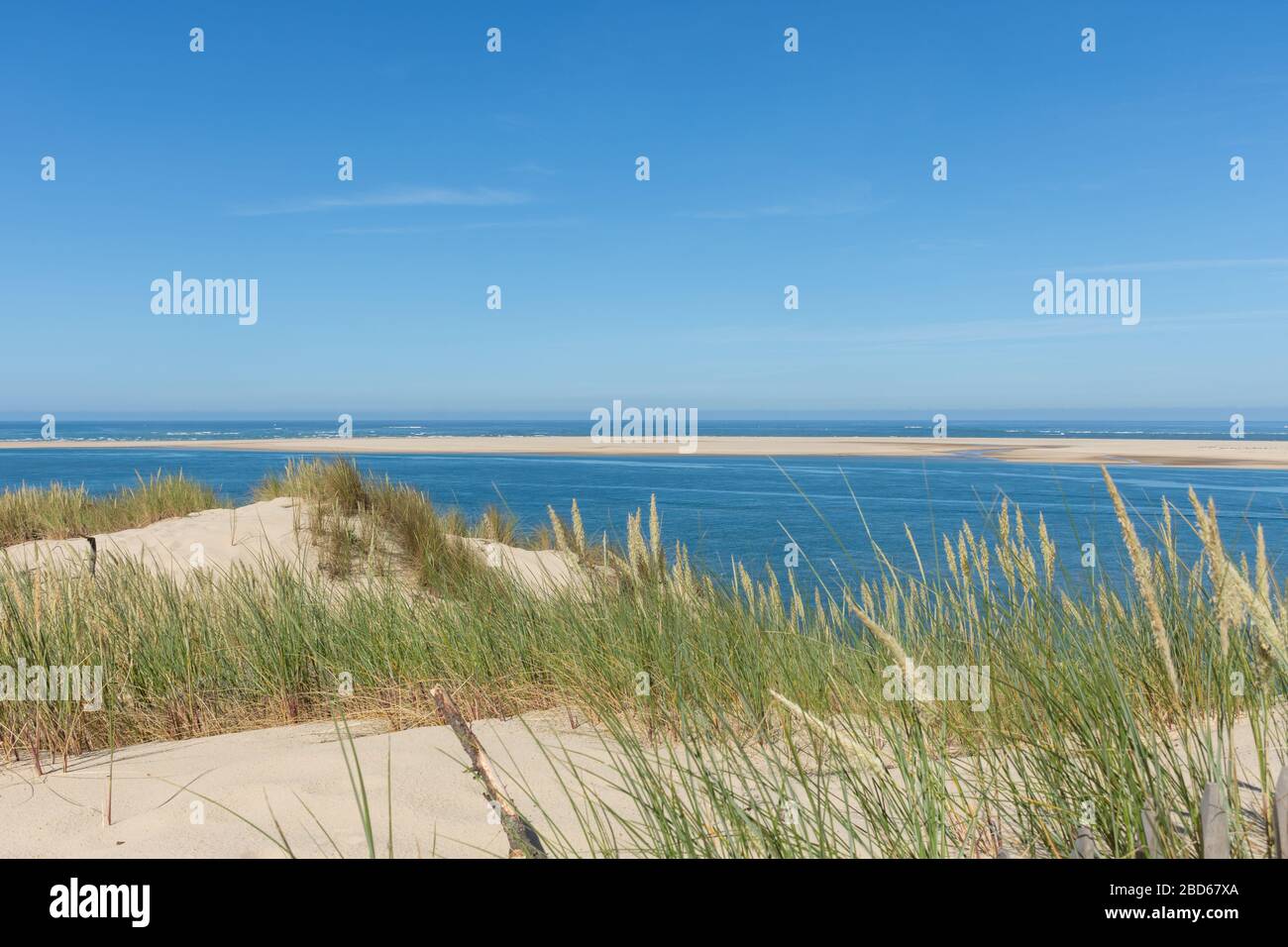 Arcachon Bay (Francia), vista sobre la orilla de arena de Arguin Foto de stock