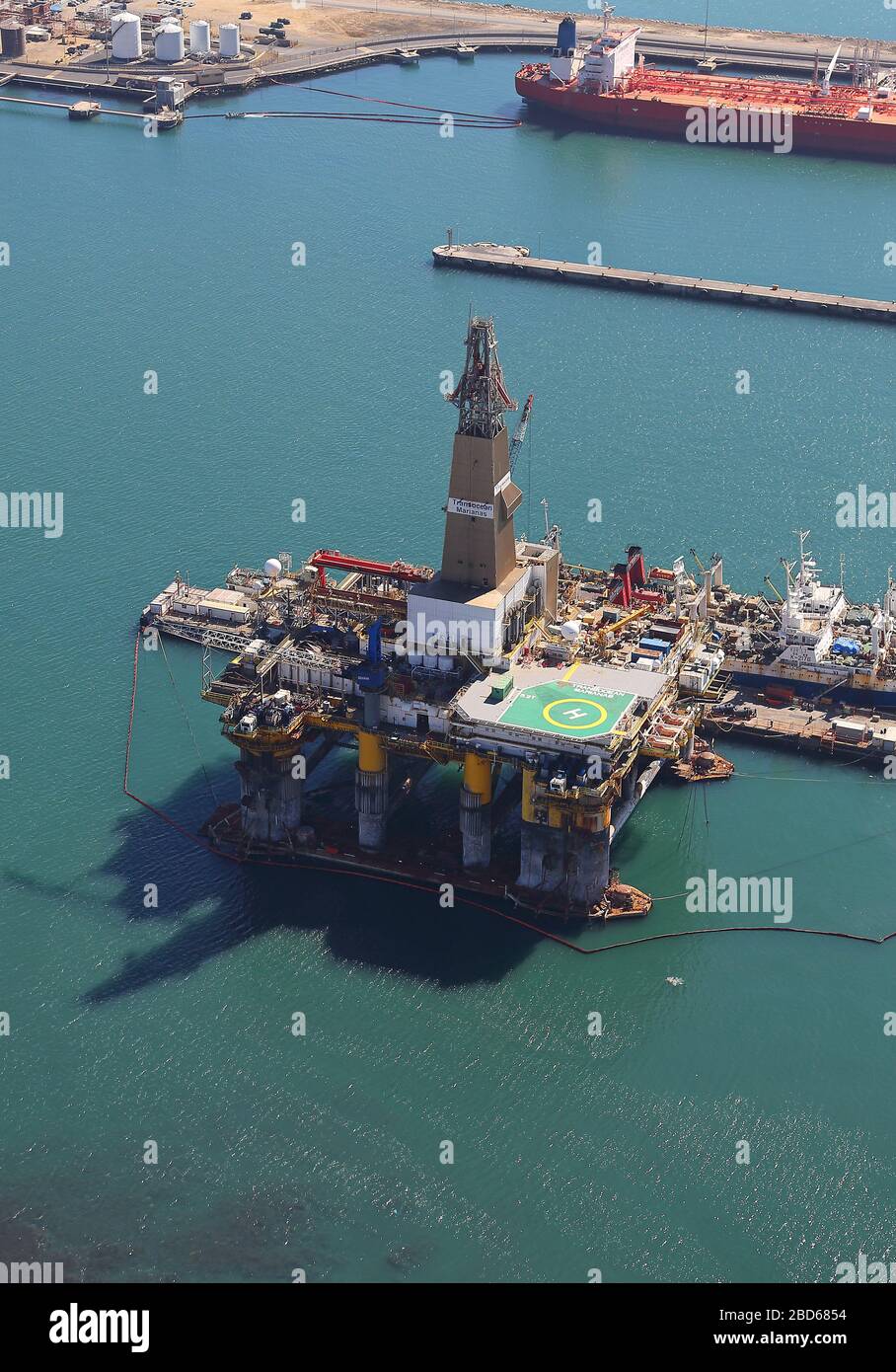 Foto aérea de la plataforma petrolífera en el puerto de Ciudad del Cabo Foto de stock