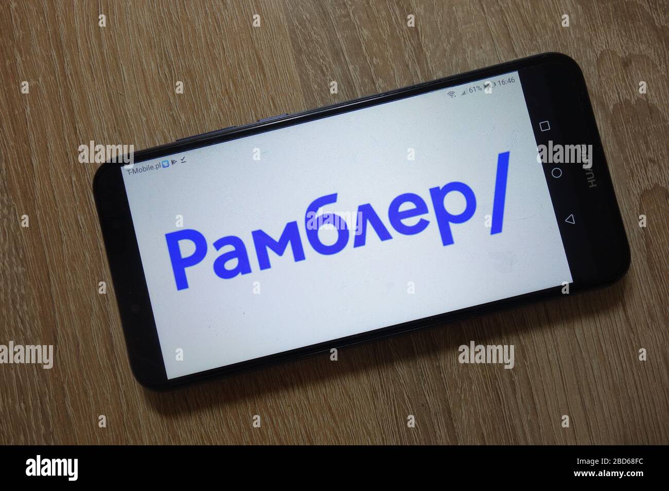 El logotipo del portal Rambler se muestra en el smartphone Foto de stock
