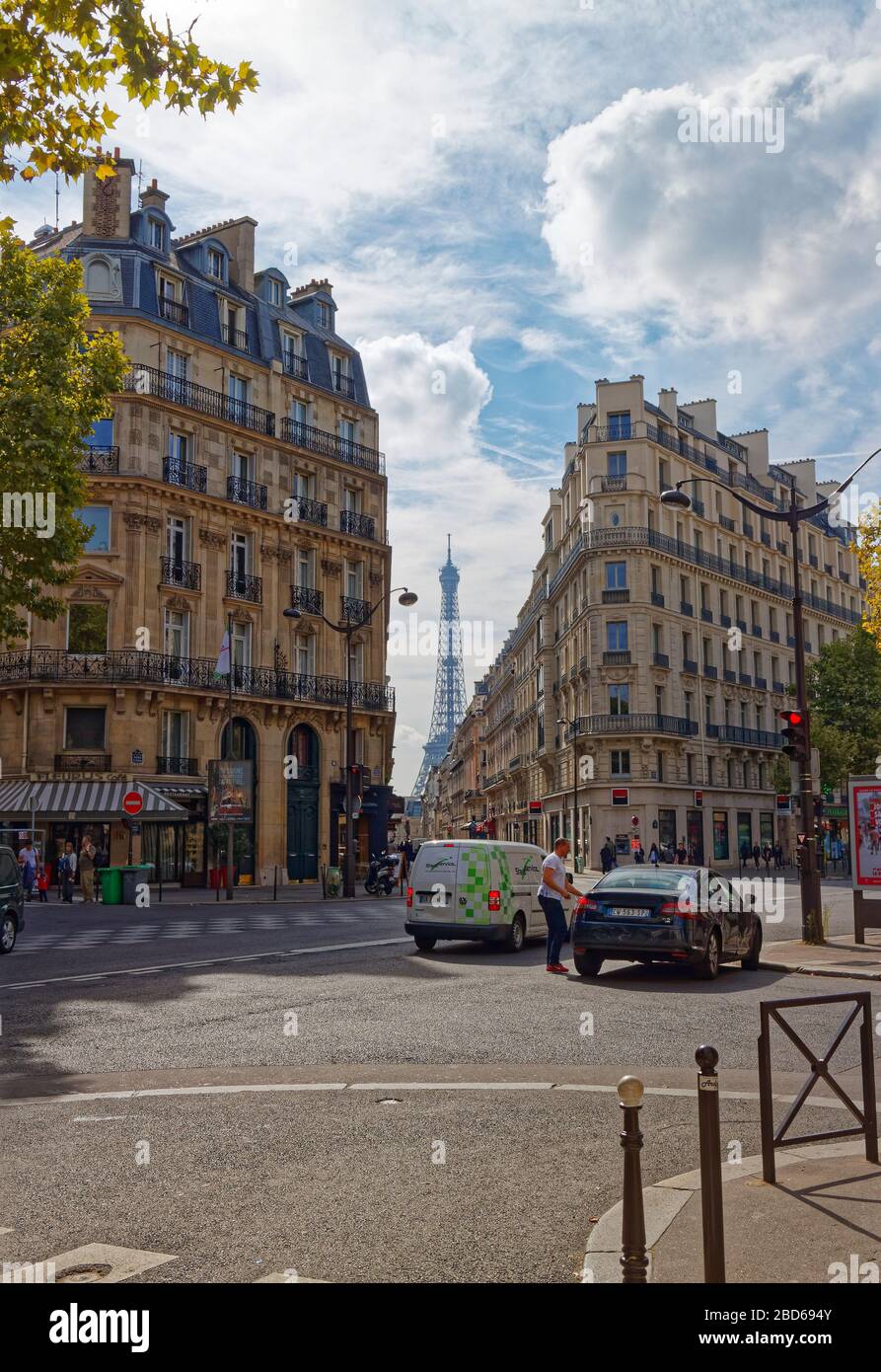 Apartamentos y tiendas en un cruce de carreteras en el centro de París un domingo por la mañana a finales de verano. Foto de stock