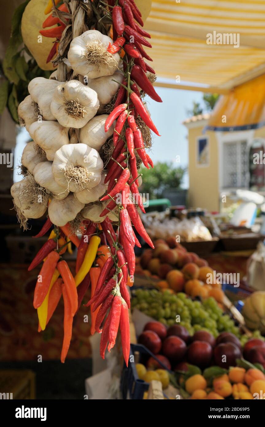 Los pimientos de la costa de Amalfi en un producto de mercado Foto de stock