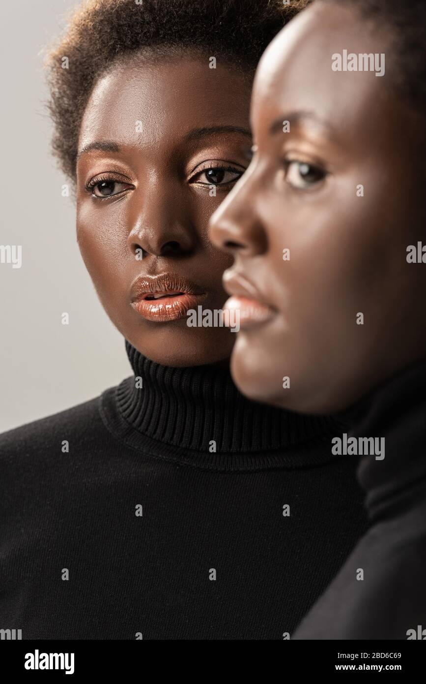diario leyendo Cósmico retrato de amigos afroamericanos en pavos negros aislados en gris  Fotografía de stock - Alamy