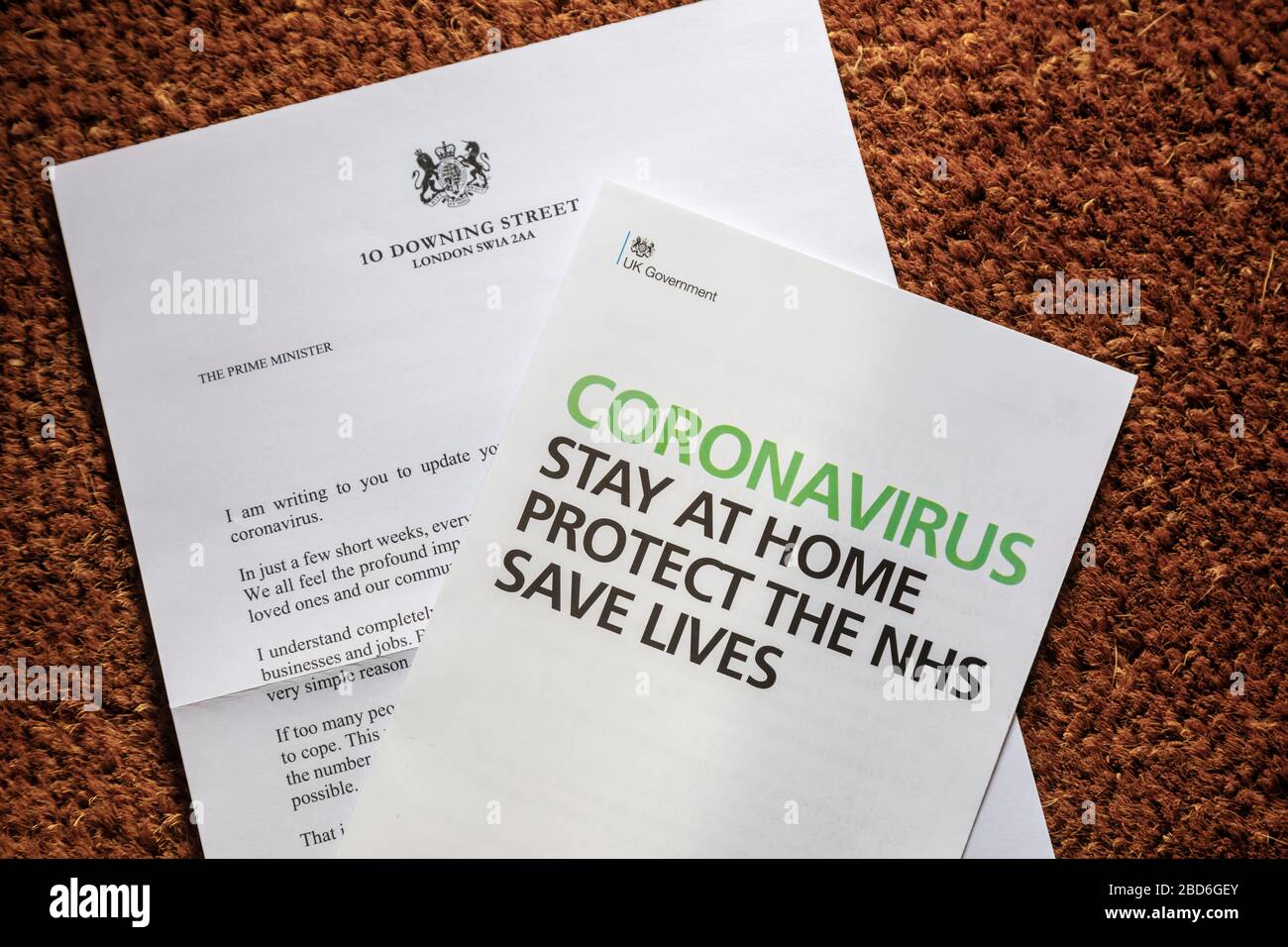 Mensaje de coronavirus del gobierno británico publicado en cada casa: Permanecer en casa, proteger el NHS, salvar vidas Foto de stock