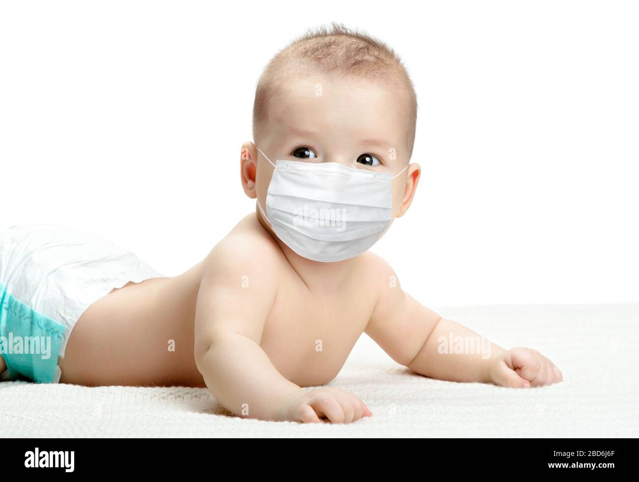 bebé en máscara médica, sobre fondo blanco, aislado. Concepto covid-19  coronavirus pandémico Fotografía de stock - Alamy