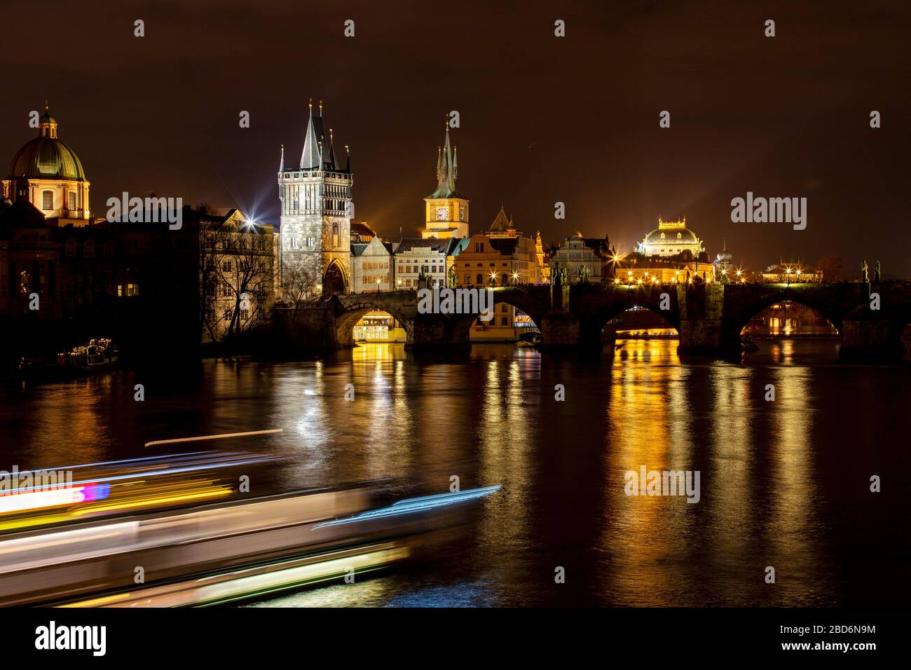 Nachtaufnahme der Karlsbrücke, Prag, Tschechische Republik Foto de stock