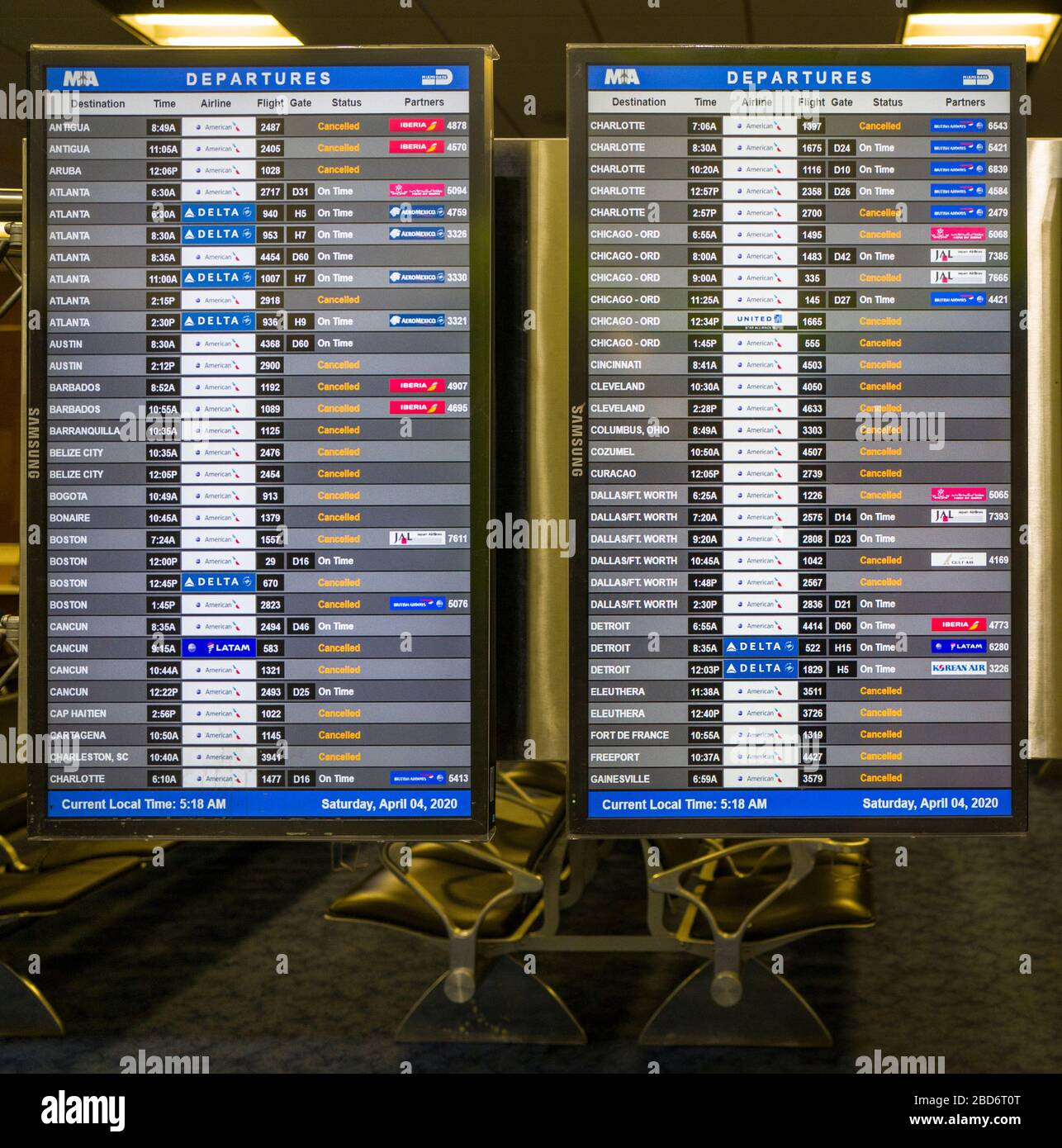Horario de vuelos despliegue en el Aeropuerto Internacional de Miami mostrando que la mayoría de los vuelos fueron cancelados durante la pandemia de Coronavirus COVID-19. Foto de stock