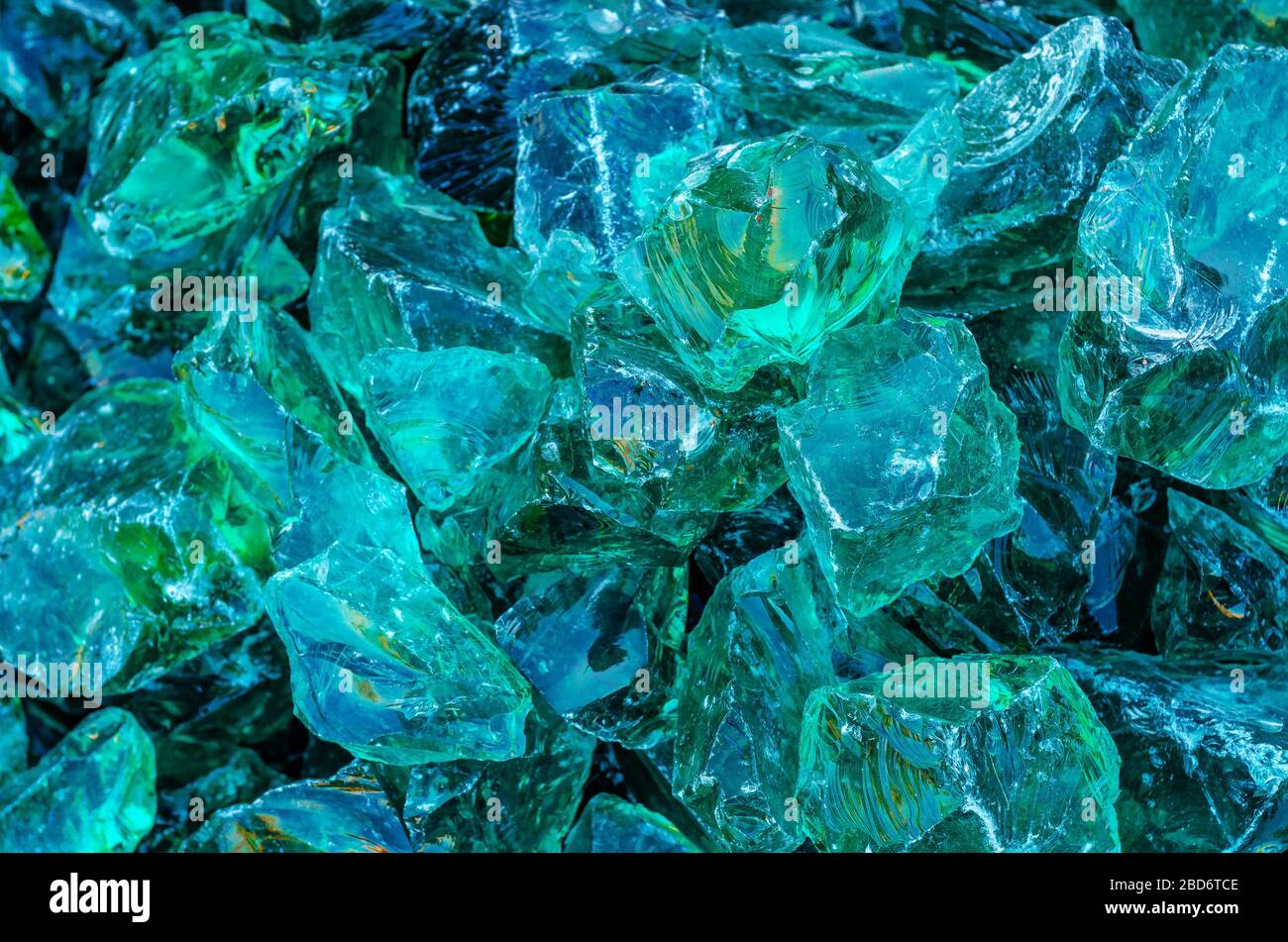 piedras transparentes de cristal para la decoración. cabochons de cristal,  azul y verde. fondo brillante abstracto Fotografía de stock - Alamy