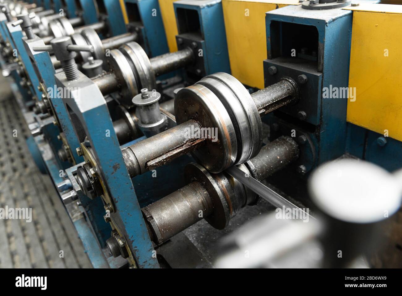 Detalle de la máquina de doblado de tubos de acero inoxidable. Primer plano. Foto de stock