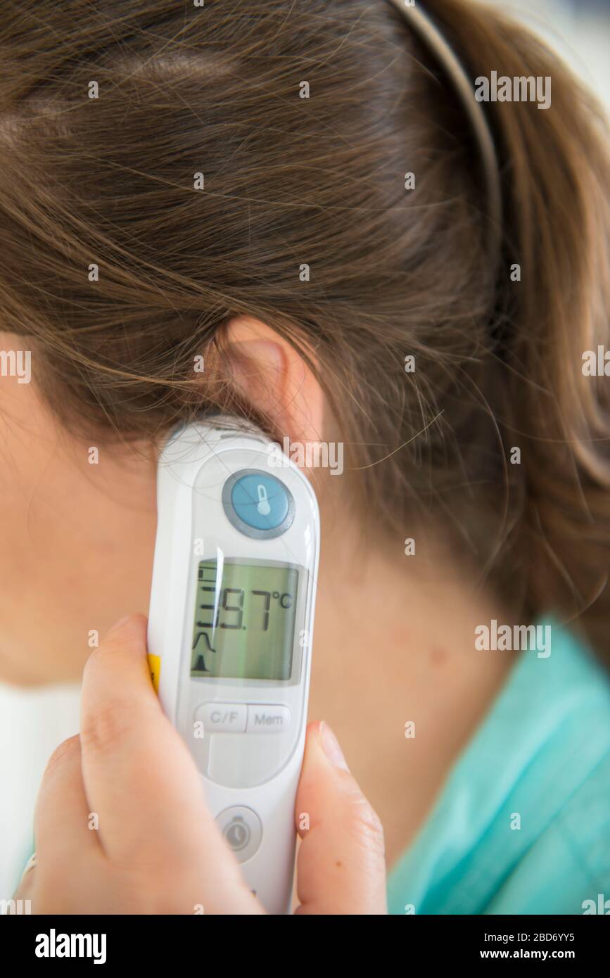 Termómetro médico utilizado para medir la temperatura y la fiebre del  cuerpo humano en un paciente covid Fotografía de stock - Alamy