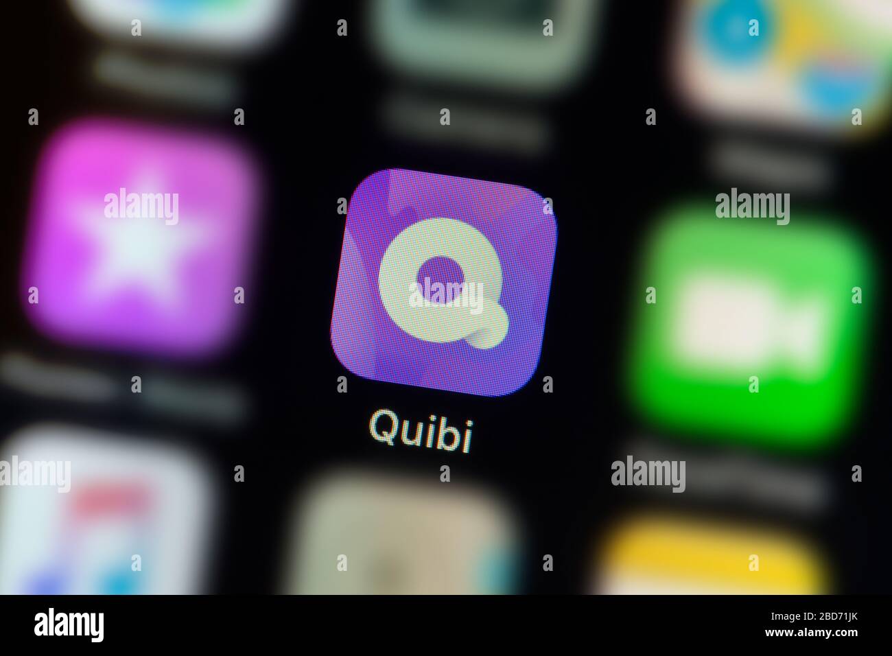 Un primer plano del icono de la aplicación Quibi, como se ve en la pantalla de un smartphone (sólo para uso editorial) Foto de stock