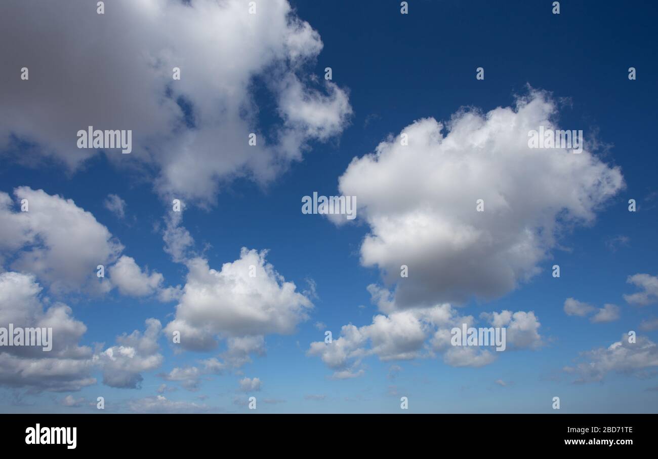 Cielo azul y cúmulos blancos nubes sobre Morston, Norfolk, Inglaterra Foto de stock