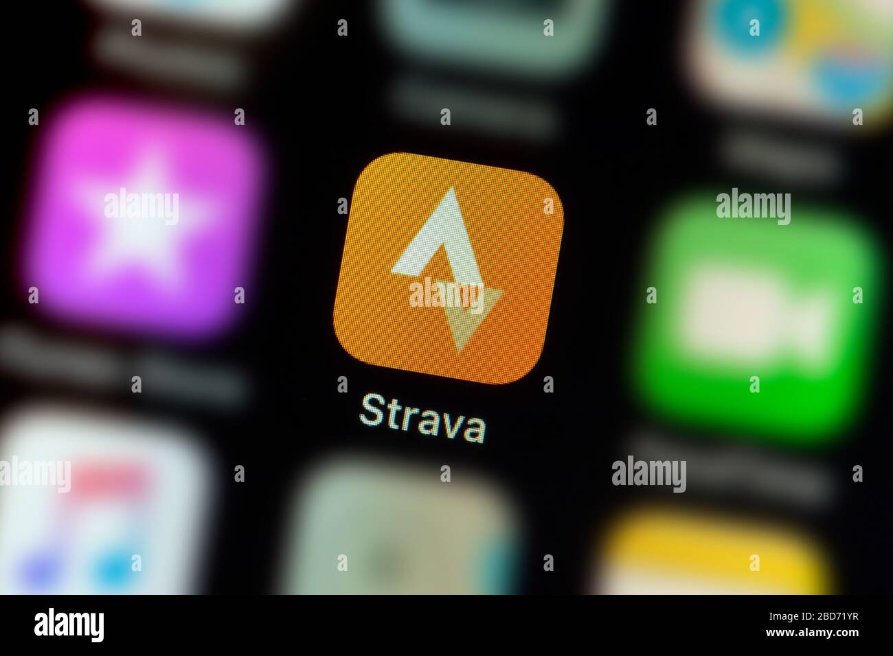Un primer plano del icono de la aplicación Strava, tal y como se ve en la pantalla de un smartphone (sólo para uso editorial) Foto de stock