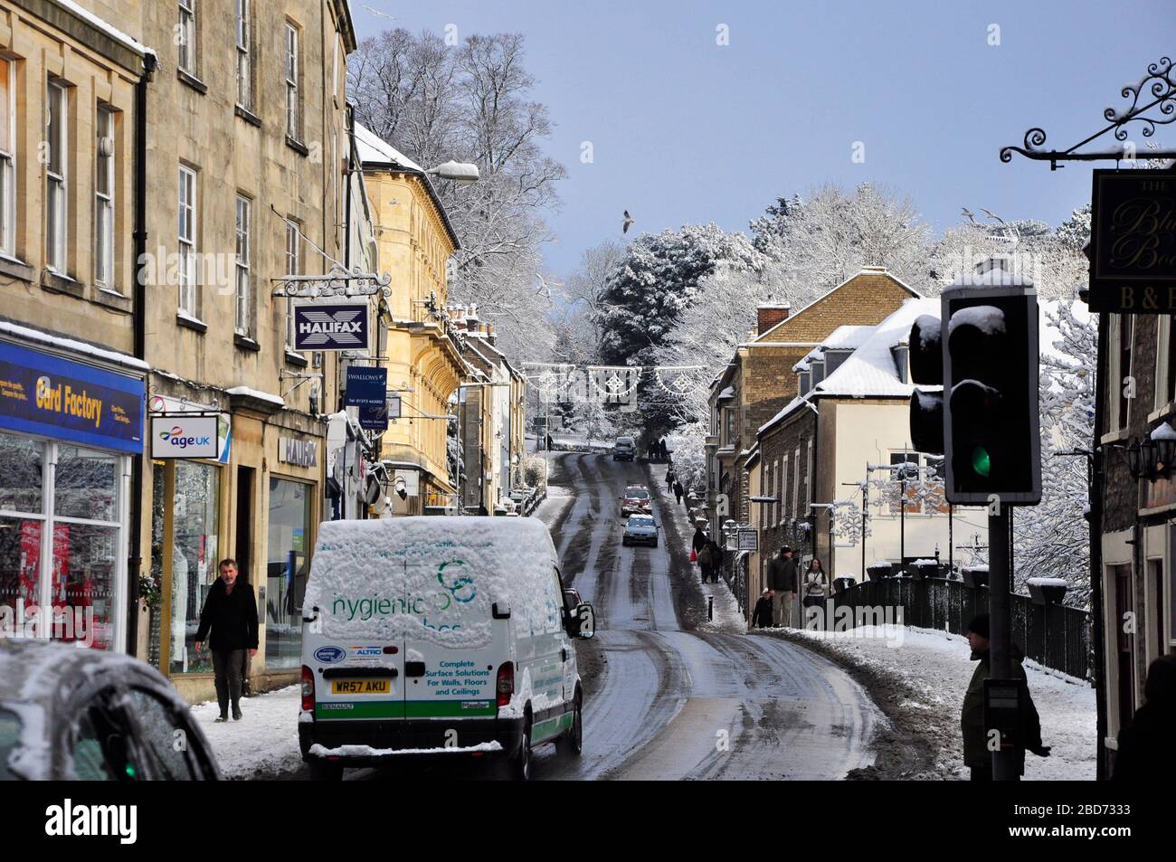 Una caída de nieve a principios de invierno en noviembre añade un encanto estacional a la ciudad de Frome en Somerset. REINO UNIDO Foto de stock