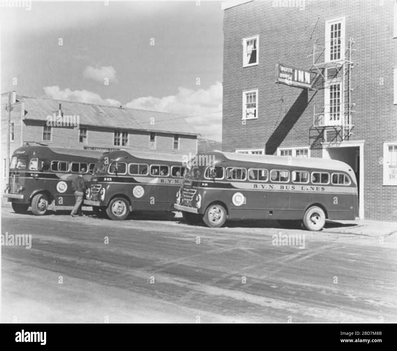 'Autobuses de la Compañía Británica de Navegación Yukon.; 1945; http://www.hougengroup.com/yukon-history/historical-facts/year/1945/; Autor desconocido; ' Foto de stock