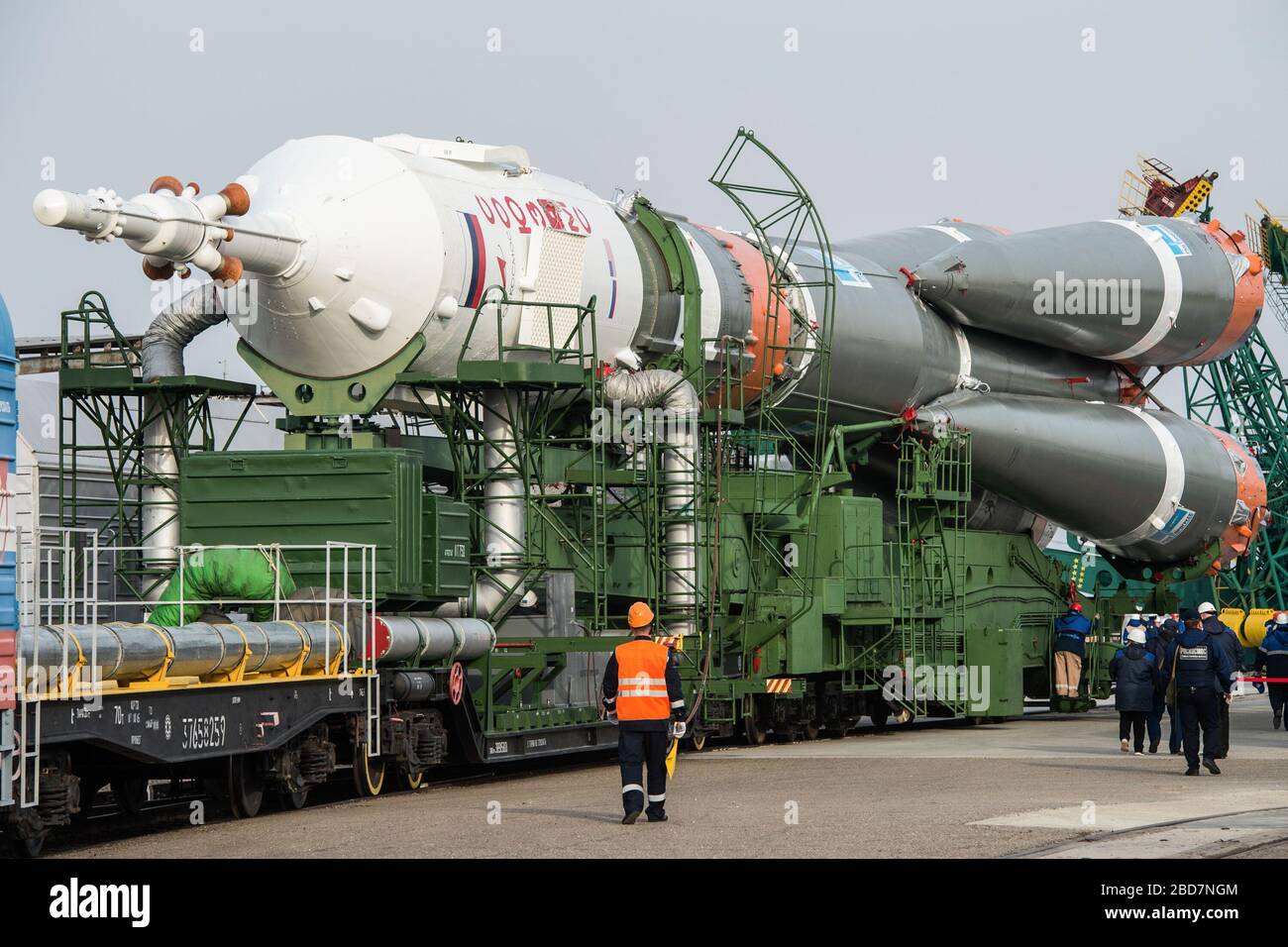 BAIKONUR, KAZAJSTÁN - 06 de abril de 2020 - en el Cosmódromo de Baikonur en Kazajstán, la nave Soyuz MS-16 y su propulsor son transportados desde la i. Foto de stock