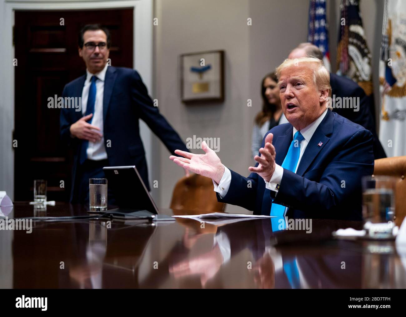 El presidente de Estados Unidos Donald J. Trump hace comentarios con el Secretario del Tesoro de Estados Unidos Steven T. Mnuchin mirando como él participa en una actualización del alivio para la pequeña Empresa, el martes 7 de abril de 2020. El presidente Donald Trump anunció en marzo que las empresas afectadas por el coronavirus recibirán 50 millones de dólares más en préstamos a bajo interés garantizados federalmente por la Small Business Administration.crédito: Doug Mills/Pool a través de CNP /MediaPunch Foto de stock