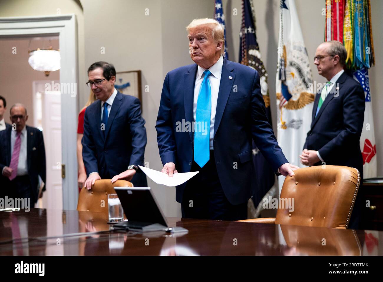 El presidente de Estados Unidos Donald J. Trump hace comentarios con el Secretario del Tesoro de Estados Unidos Steven T. Mnuchin mirando como él participa en una actualización del alivio para la pequeña Empresa, el martes 7 de abril de 2020. El presidente Donald Trump anunció en marzo que las empresas afectadas por el coronavirus recibirán 50 millones de dólares más en préstamos a bajo interés garantizados federalmente por la Small Business Administration.crédito: Doug Mills/Pool a través de CNP /MediaPunch Foto de stock