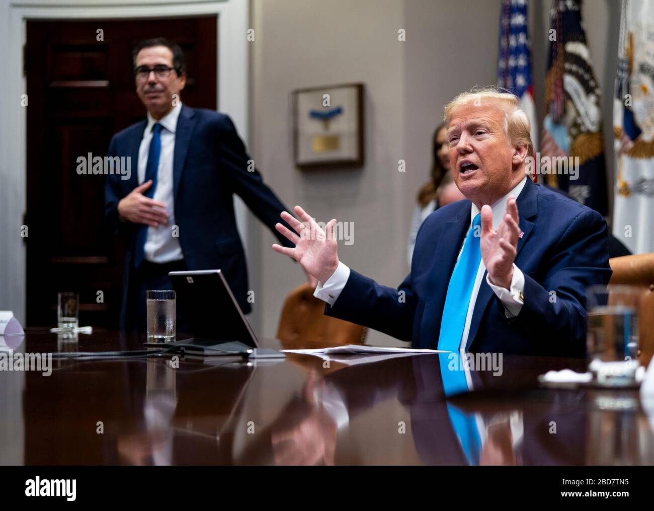 El presidente de Estados Unidos Donald J. Trump hace comentarios con el Secretario del Tesoro de Estados Unidos Steven T. Mnuchin mirando como él participa en una actualización del alivio para la pequeña Empresa, el martes 7 de abril de 2020. El presidente Donald Trump anunció en marzo que las empresas afectadas por el coronavirus recibirán 50 millones de dólares más en préstamos a bajo interés garantizados federalmente por la Small Business Administration.crédito: Doug Mills/Pool a través de CNP /MediaPunch Foto de stock