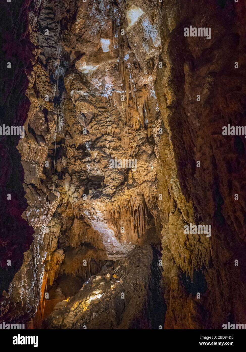 Cueva de piedra caliza Jama Baredine, Croacia, Istria, Porec, Nova Vas Foto de stock
