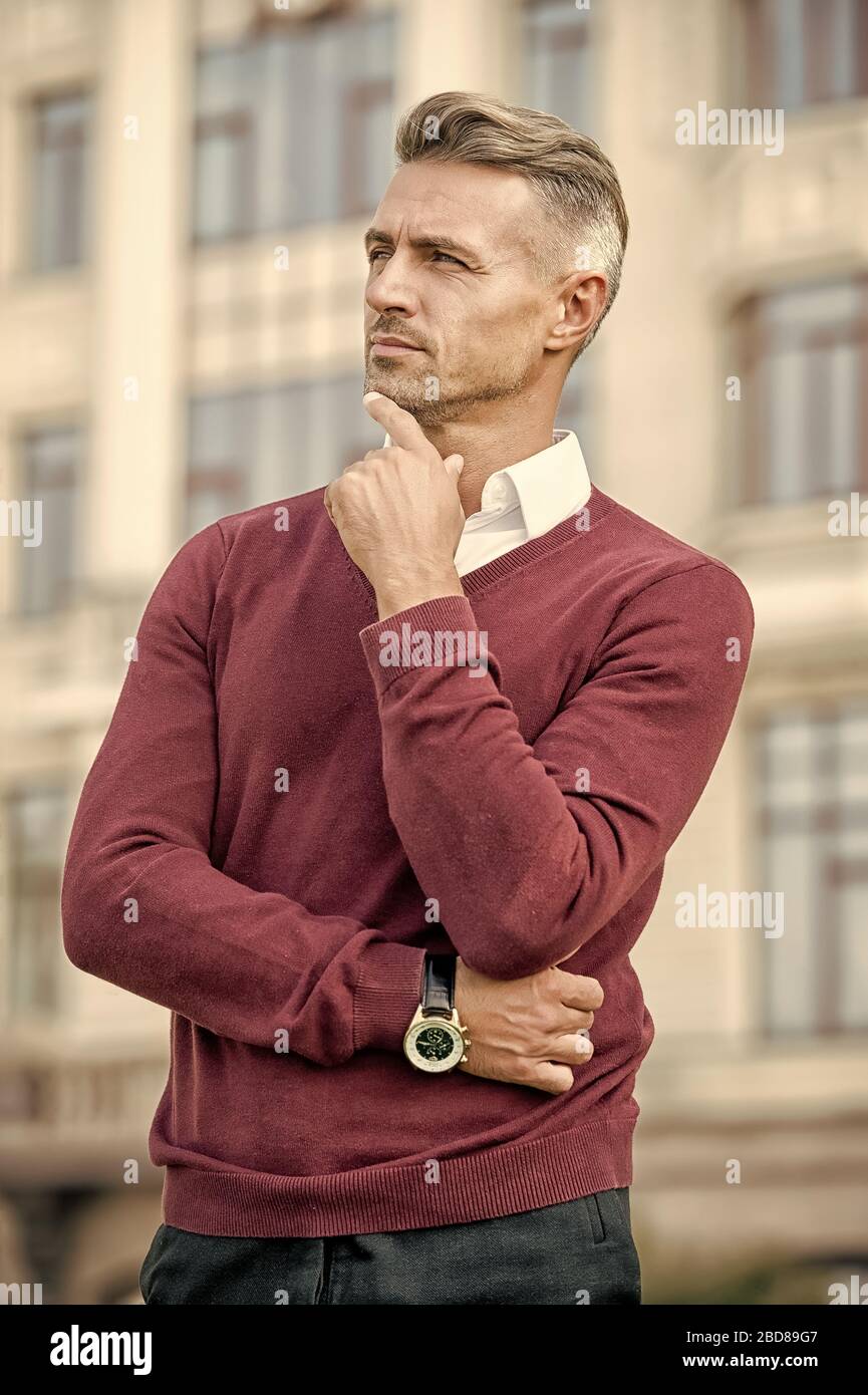 Layered en estilo casual. Guapo en ropa casual al aire libre. Tendencias  casual. Vestuario de moda para hombres modernos. Elección elegante pero  informal para muchas ocasiones Fotografía de stock - Alamy