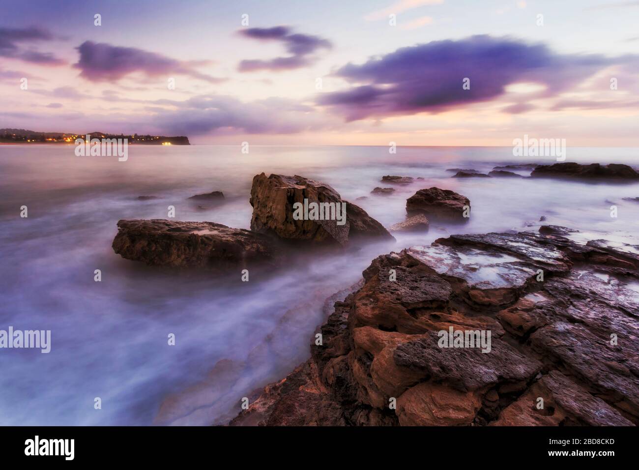Las rocas de arenisca de Turimetta se dirigen a las playas del norte de Sydney al amanecer. Foto de stock