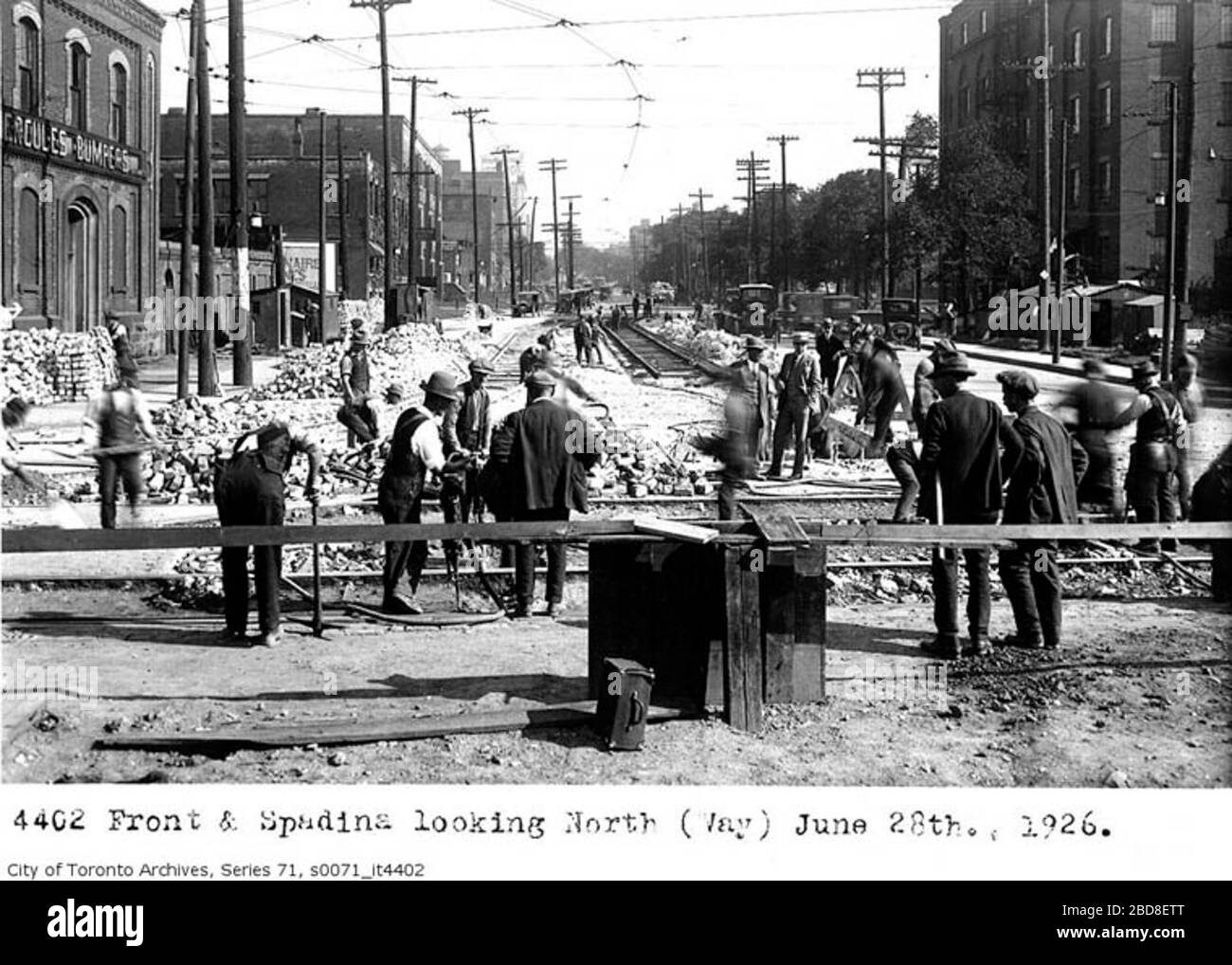 440 Front & Spadina mirando hacia el norte (Way) 28 de junio de 1926. City  of Toronto Archives Series 71, s0071 it4402; 13 de julio de 1926;  http://www.trainweb.org/oldtimetrains/Toronto/streets/front spadina.htm;  Autor desconocido; '