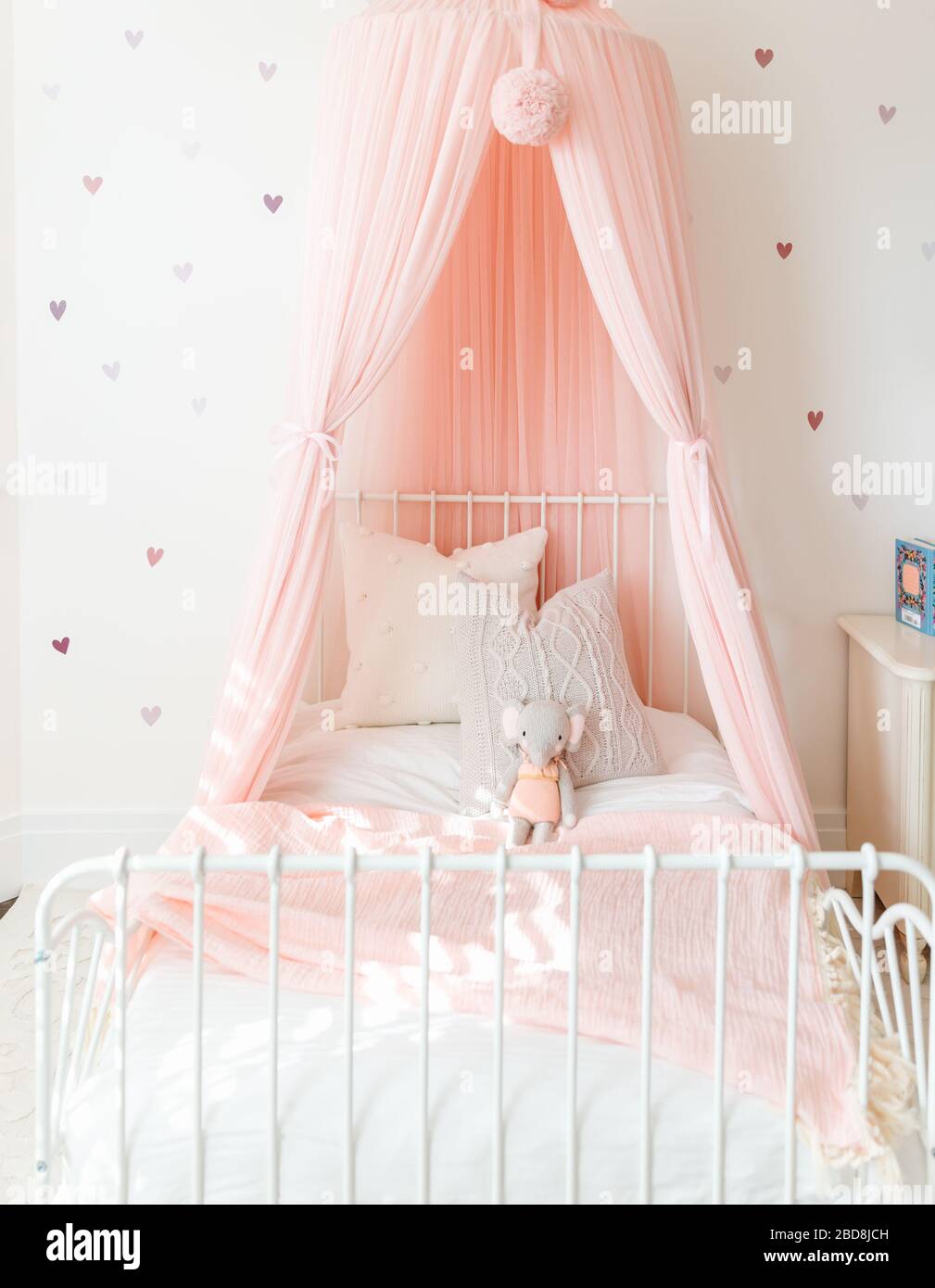 cama de niña con peluche y dosel rosa Fotografía de stock - Alamy