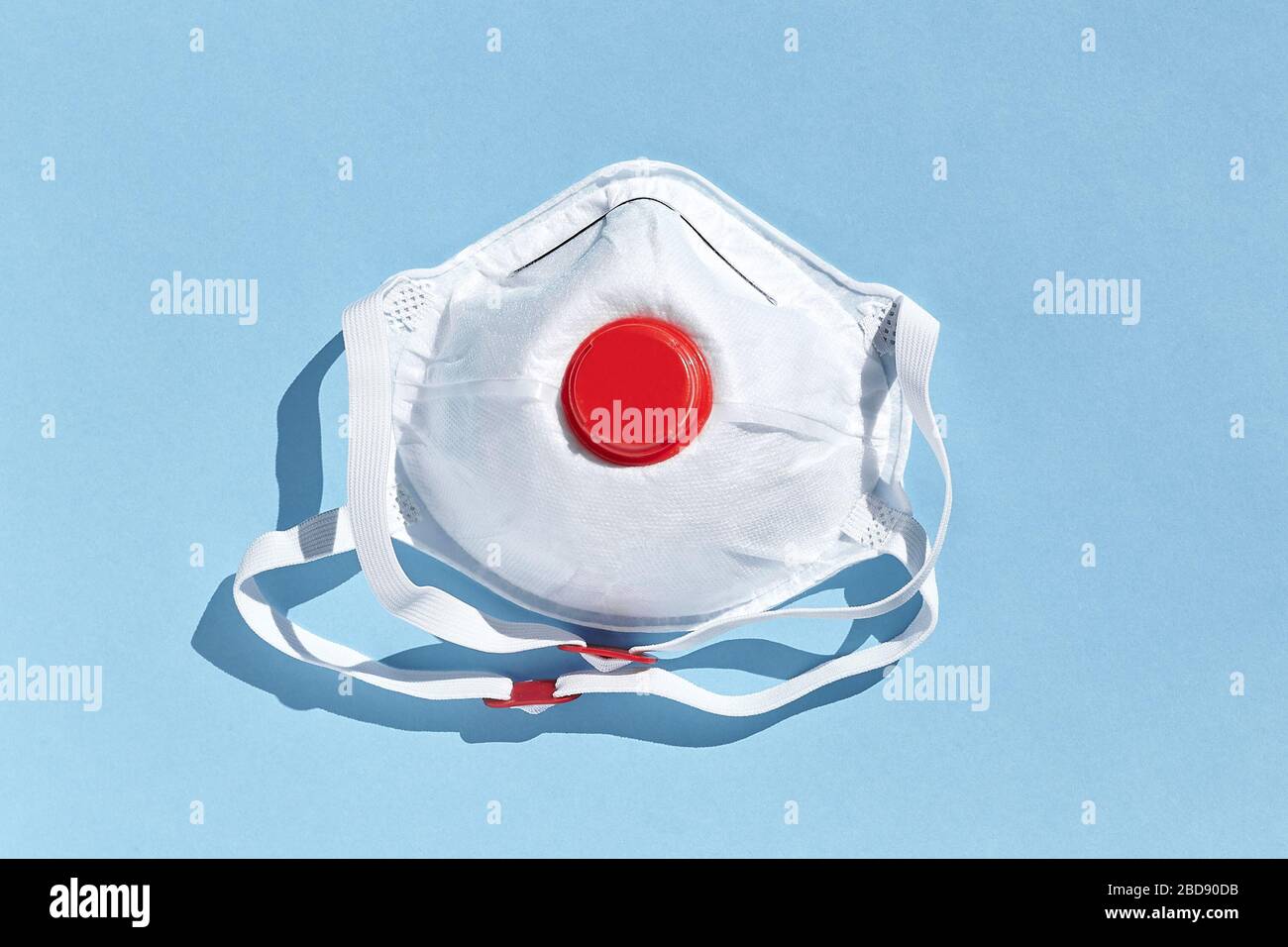 Máscara de protección respiratoria de viru en cuarentena. Foto de stock