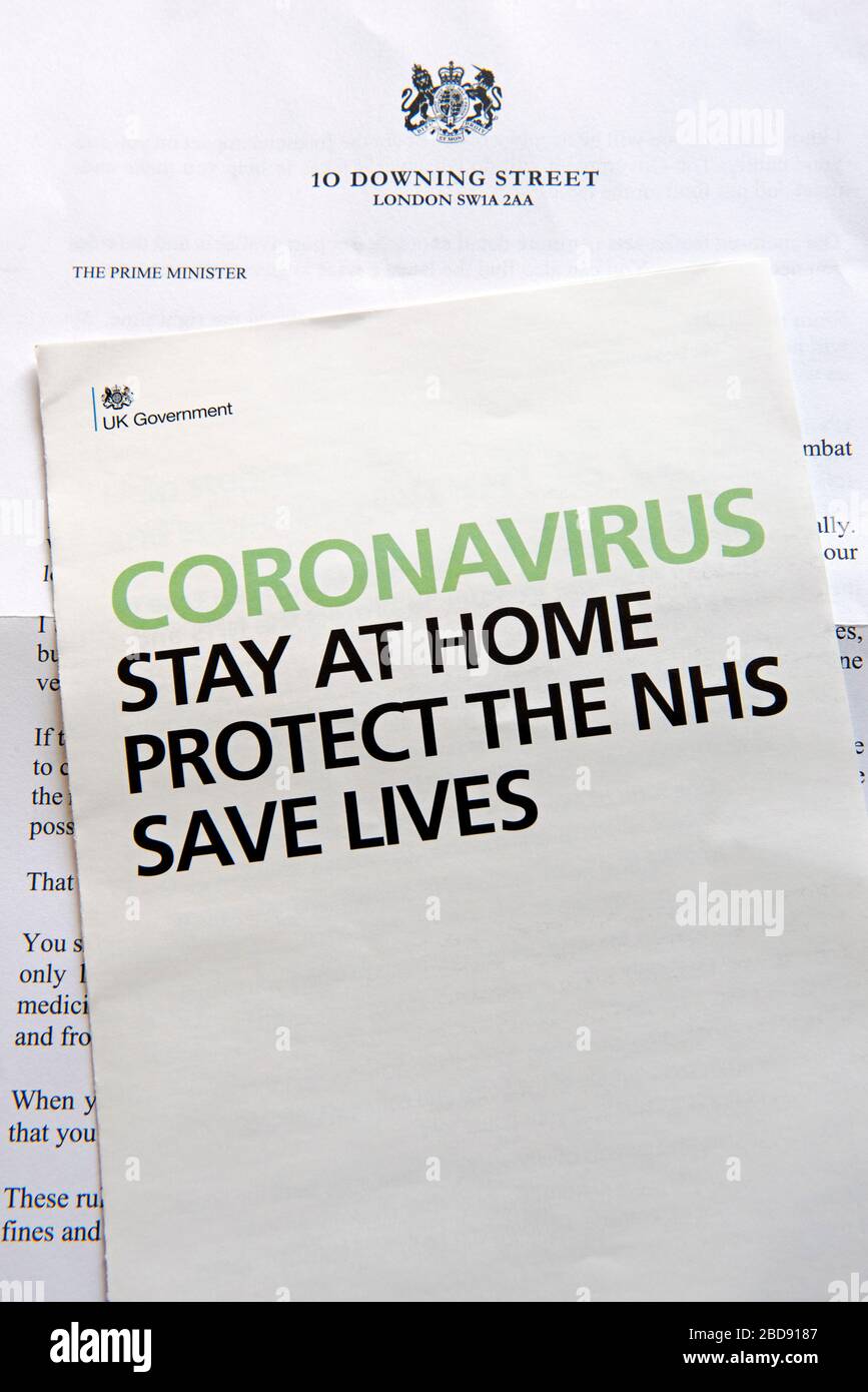 Carta y folleto del Gobierno del Reino Unido sobre el Coronavirus enviado por el primer Ministro a todos los hogares de Gran Bretaña. Servicio de coronavirus de NHS Foto de stock