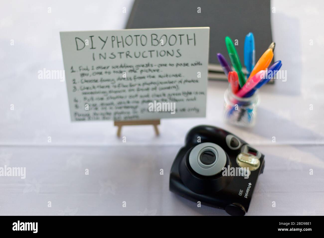 Cámara fotográfica DIY e instrucción en mesas de banquete para la recepción  de bodas Fotografía de stock - Alamy