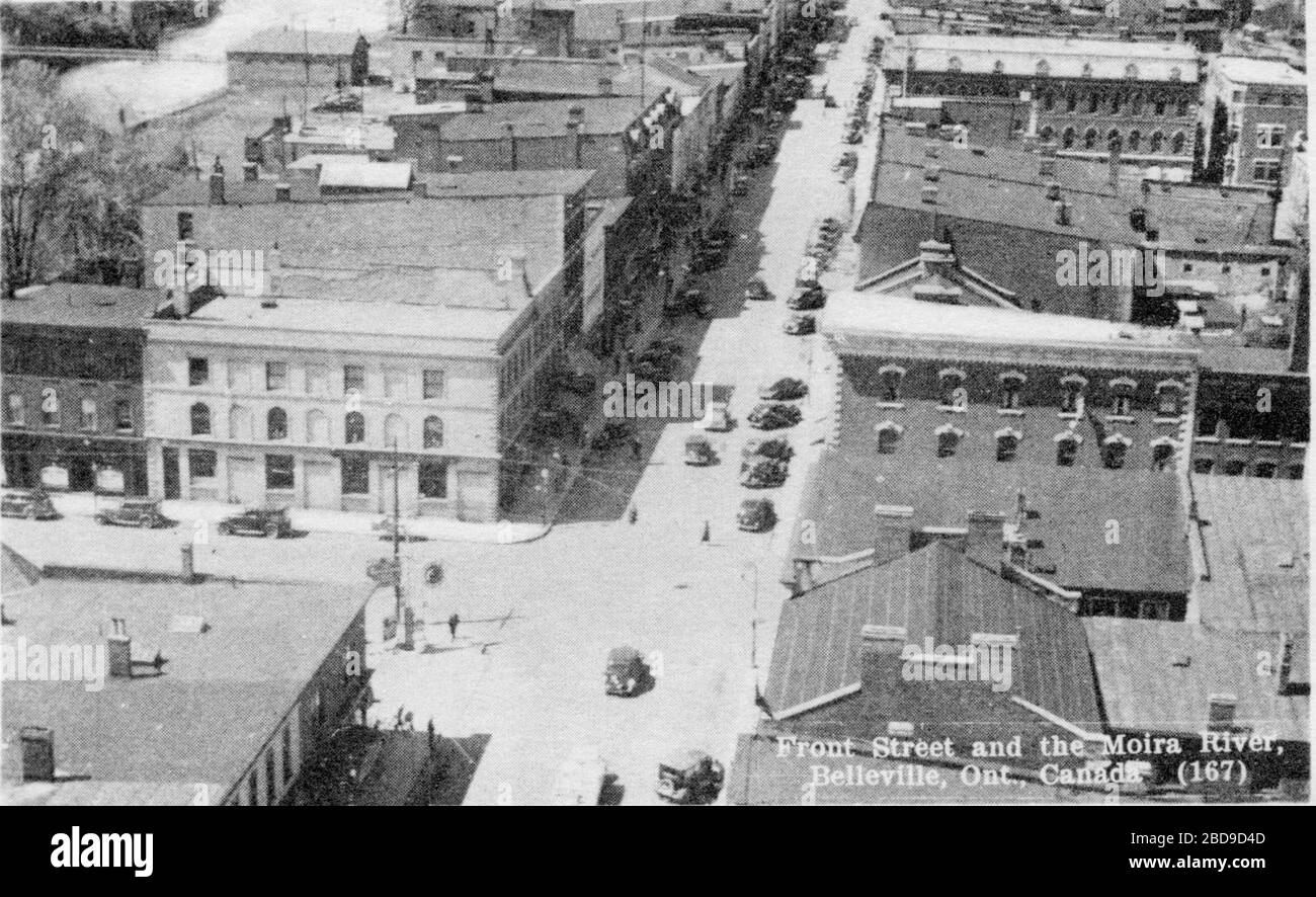 'Una imagen postal que muestra Front Street, Bridge Street y el río Moira en Belleville, Ontario. Imagen tomada de la torre del Ayuntamiento, mirando al noroeste.; 1 de enero de 1940, 00:00; HC02797; Archivos comunitarios; ' Foto de stock
