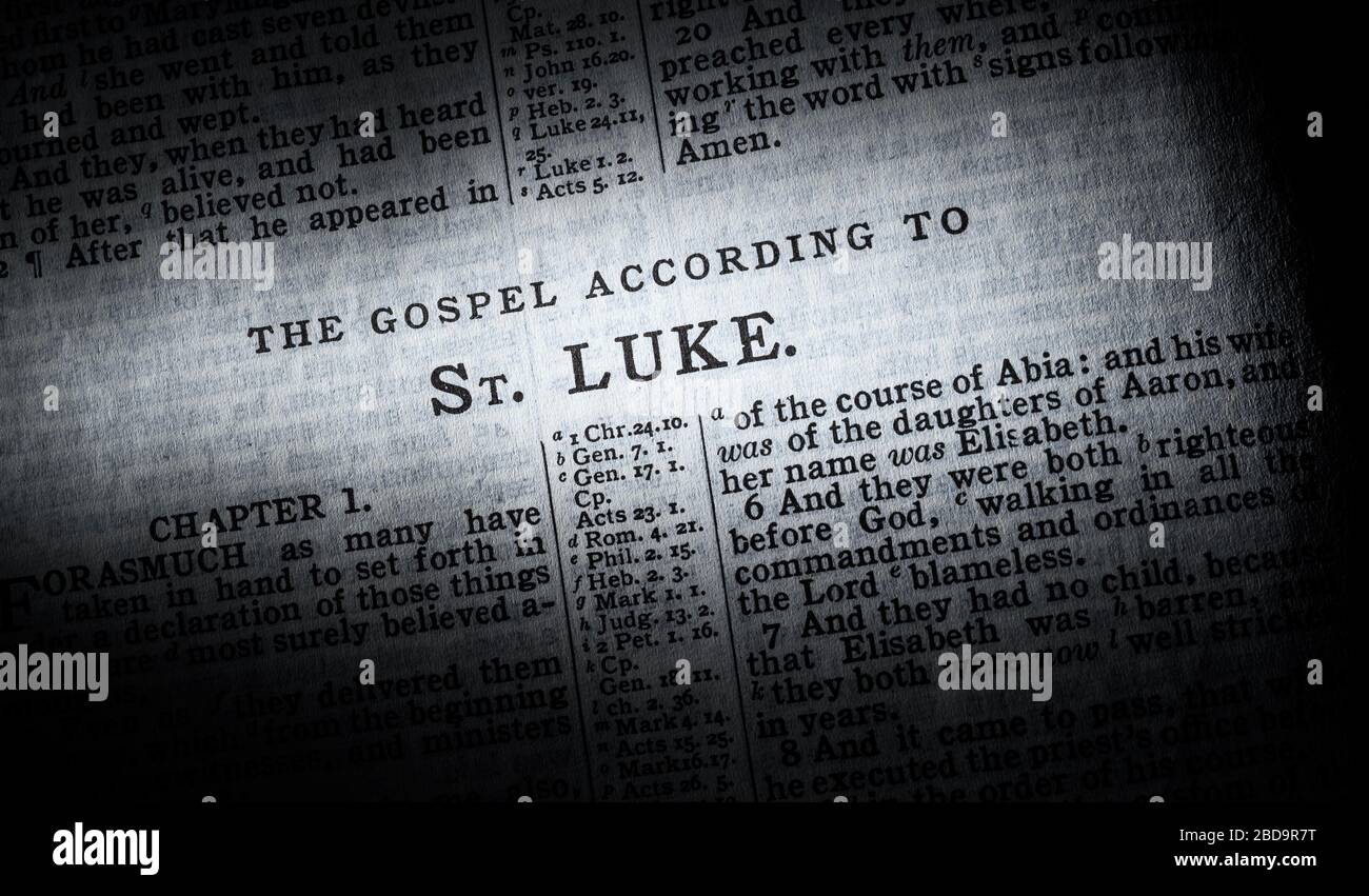 El comienzo del evangelio de Lucas en la versión de la Biblia del Rey Santiago Foto de stock