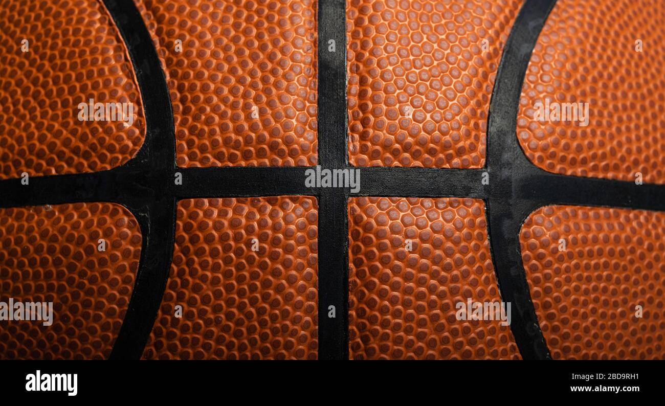 Un primer plano de una pelota de baloncesto de cuero sobre blanco Foto de stock