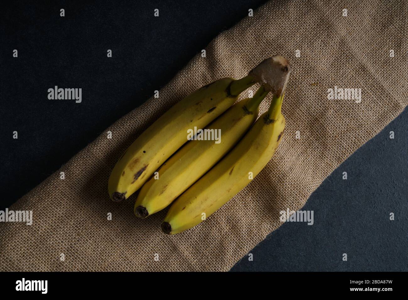 Plátano fresco en fondo oscuro Foto de stock