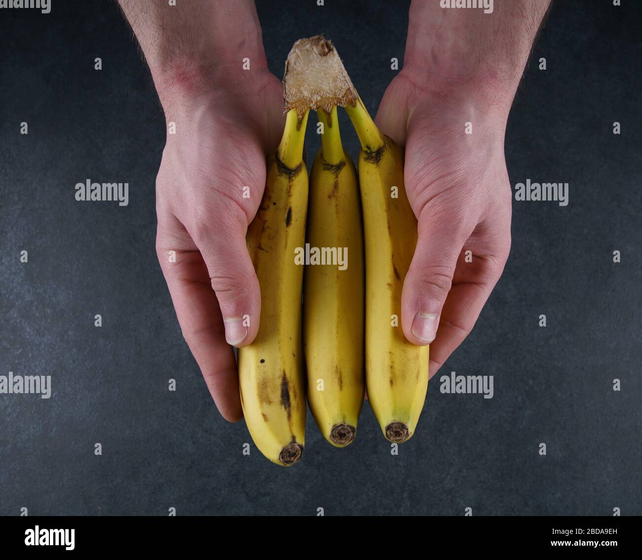 Plátano fresco sobre fondo oscuro Foto de stock