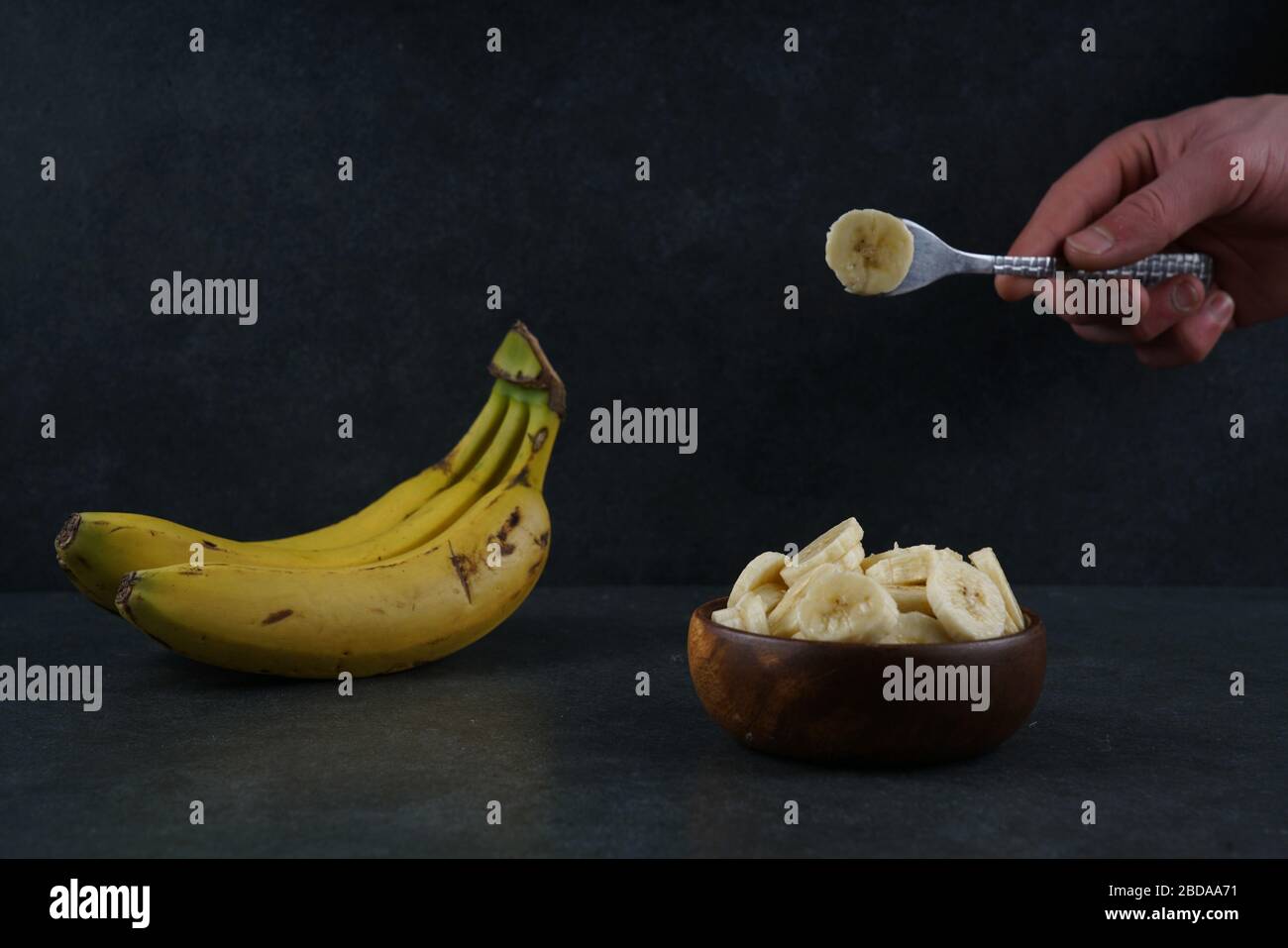 Plátano fresco sobre fondo oscuro Foto de stock