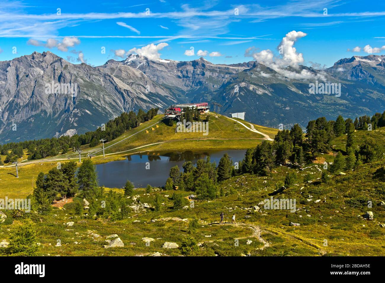 En el lago de montaña Lac de Tracouet en la zona de senderismo Haute-Nendaz, la estación superior del teleférico de Tracouet, Nendaz, Valais, Suiza Foto de stock