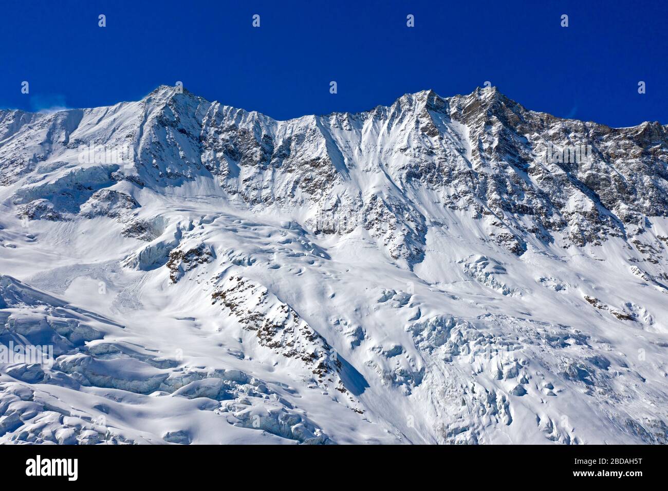 Picos nevados Täschhorn, Dom, f. ll.t.T., Sierra de Mischabel, Saas-Fee, Valais, Suiza Foto de stock