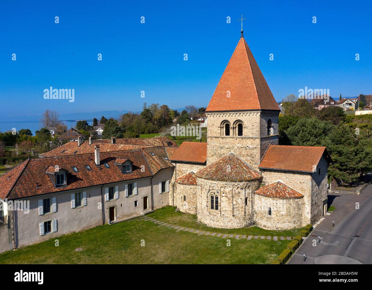 Iglesia románica de Saint-Sulpice con un ábside triple, St-Sulpice, Cantón de Vaud, Suiza Foto de stock