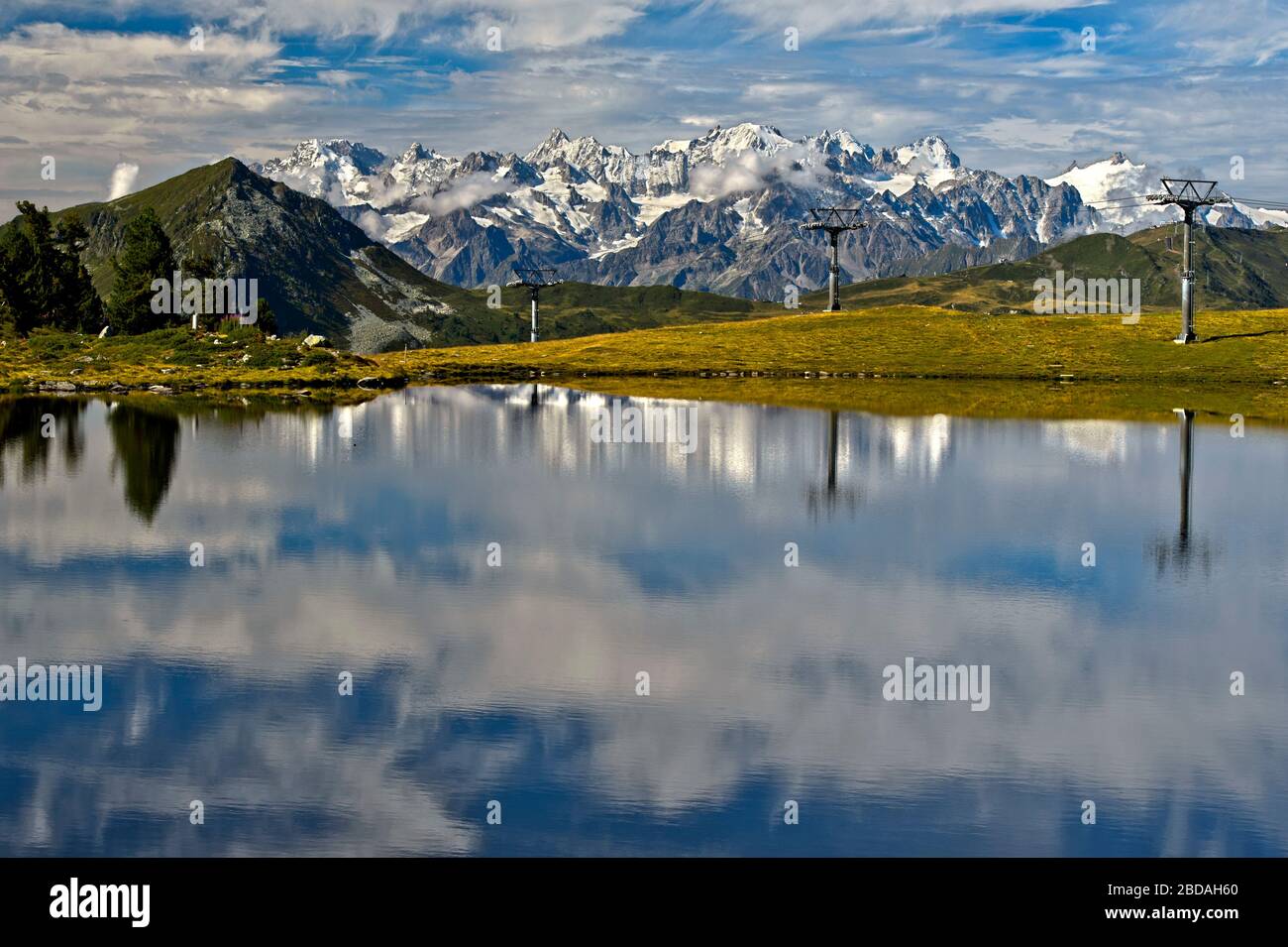 Lago de montaña Lac de Tracouet frente a los Alpes Peninos, Nendaz, Valais, Suiza Foto de stock
