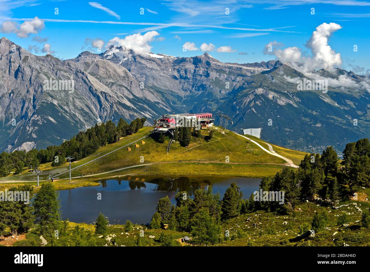 En el lago de montaña Lac de Tracouet en la zona de senderismo Haute-Nendaz, la estación superior del teleférico de Tracouet, Nendaz, Valais, Suiza Foto de stock